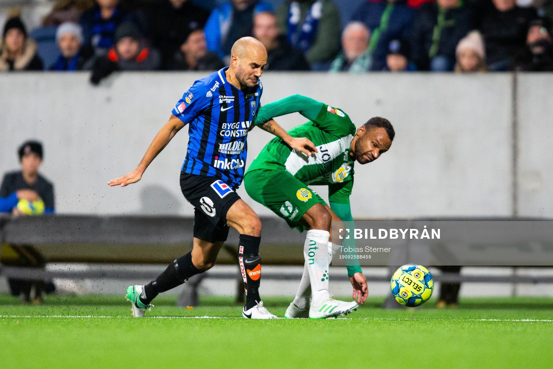 Hammarbys Serge-Junior Martinsson Ngouali i kamp om bollen med Sirius Karl Larson under fotbollsmatchen i Allsvenskan mellan Sirius och Hammarby den 25 september 2019 i Uppsala.