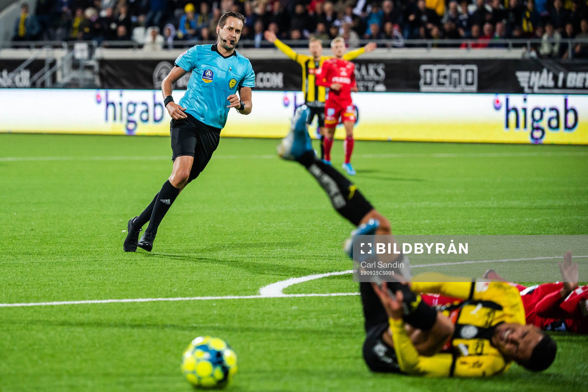 Häckens domare Victor Wolf dömer straff till Häcken