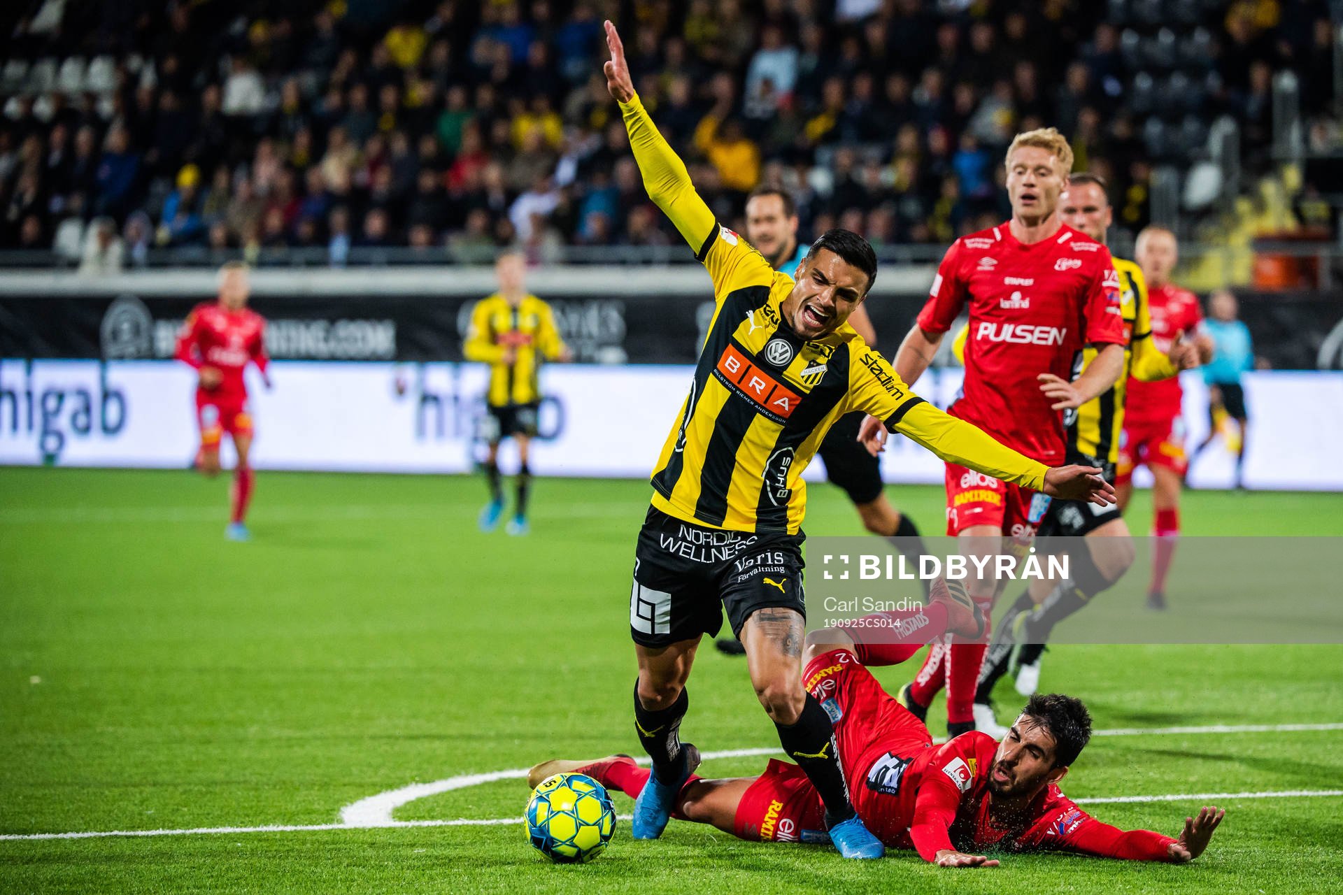 Häckens Ahmed Yasin faller i en kamp med Elfsborgs