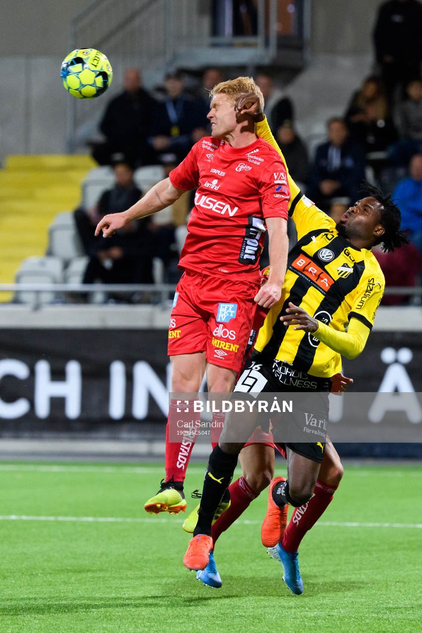 Elfsborgs Sivert Heltne Nilsen i nickduell med Häckens