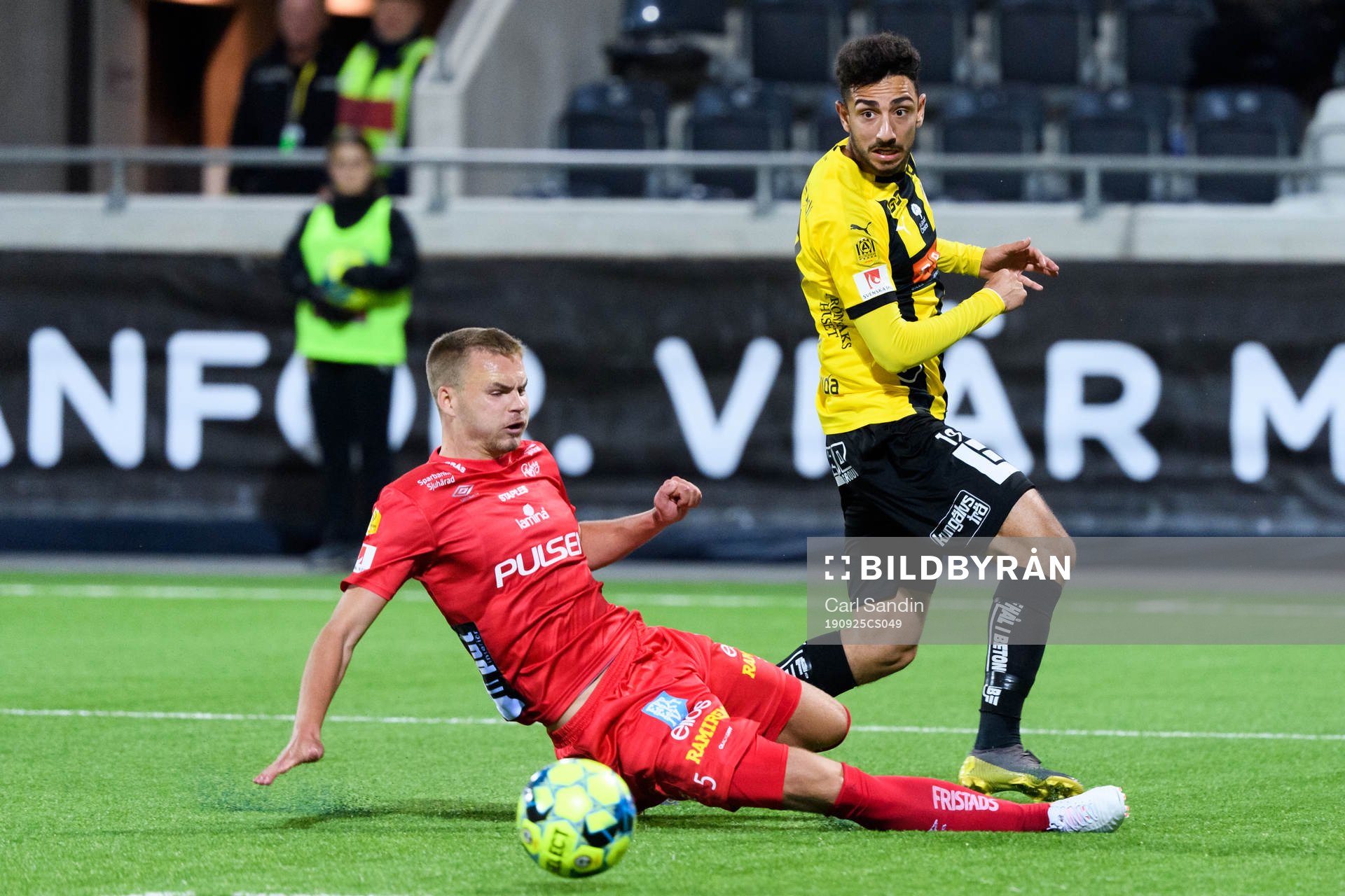 Elfsborgs Gustav Henriksson försvarar mot Häckens Daleho
