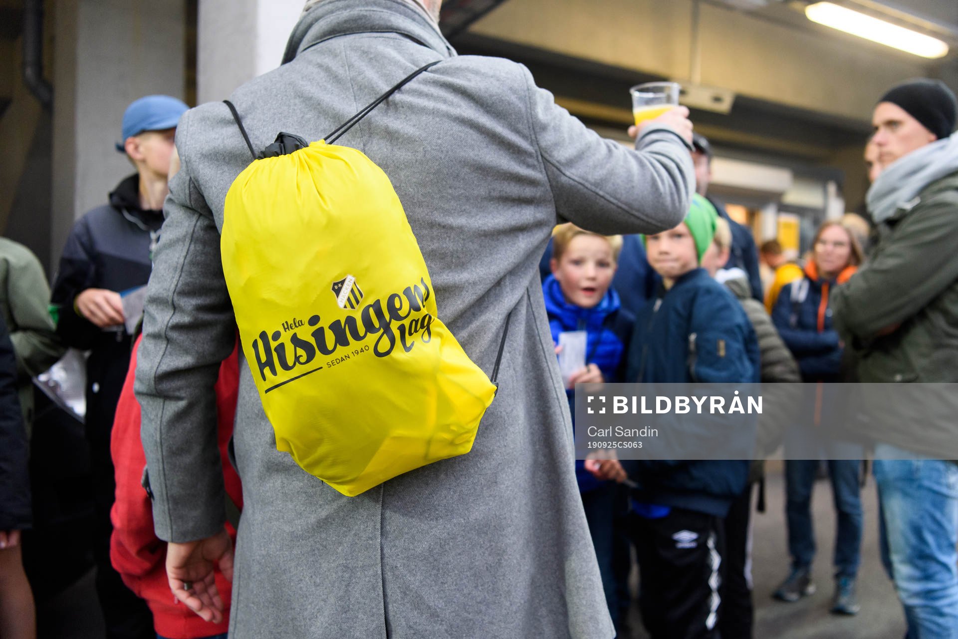 En ryggsäck med texten ”Hela Hisningens lag”