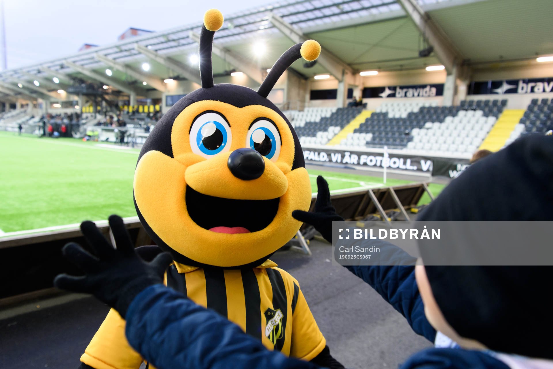 Häckens maskot Stickan hälsar på publiken