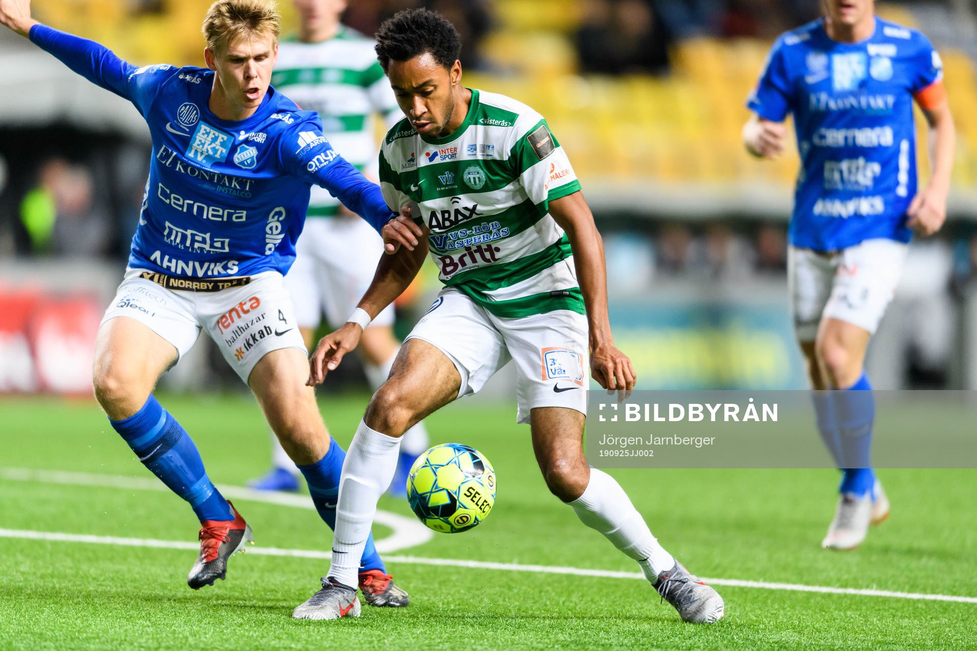 Västerås Brian Span och Norrbys Didric Andersson under fotbollsmatchen i Superettan mellan Norrby och Västerås den 25 september 2019 i Borås.