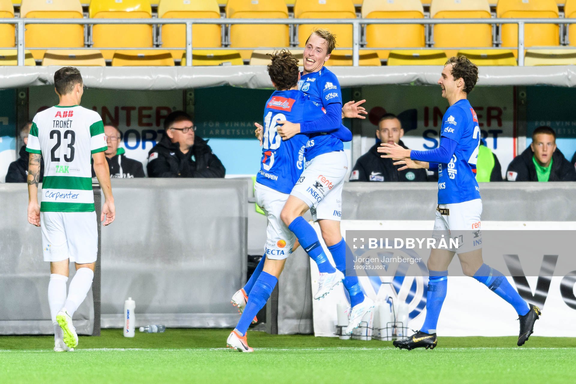 Norrbys Robin Strömberg jublar med lagkamrater