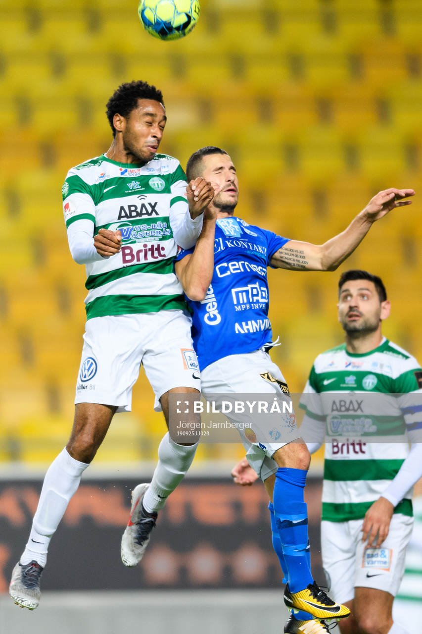 Västerås Brian Span och Norrbys Alen Krasnici under fotbollsmatchen i Superettan mellan Norrby och Västerås den 25 september 2019 i Borås.
