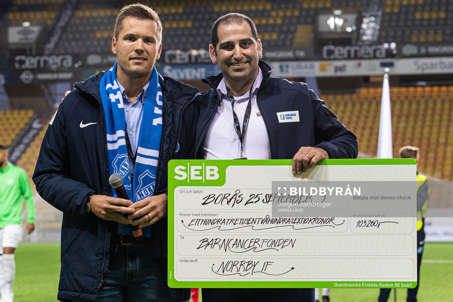 Norrbys klubbchef David Kryssman överlämnar en check till