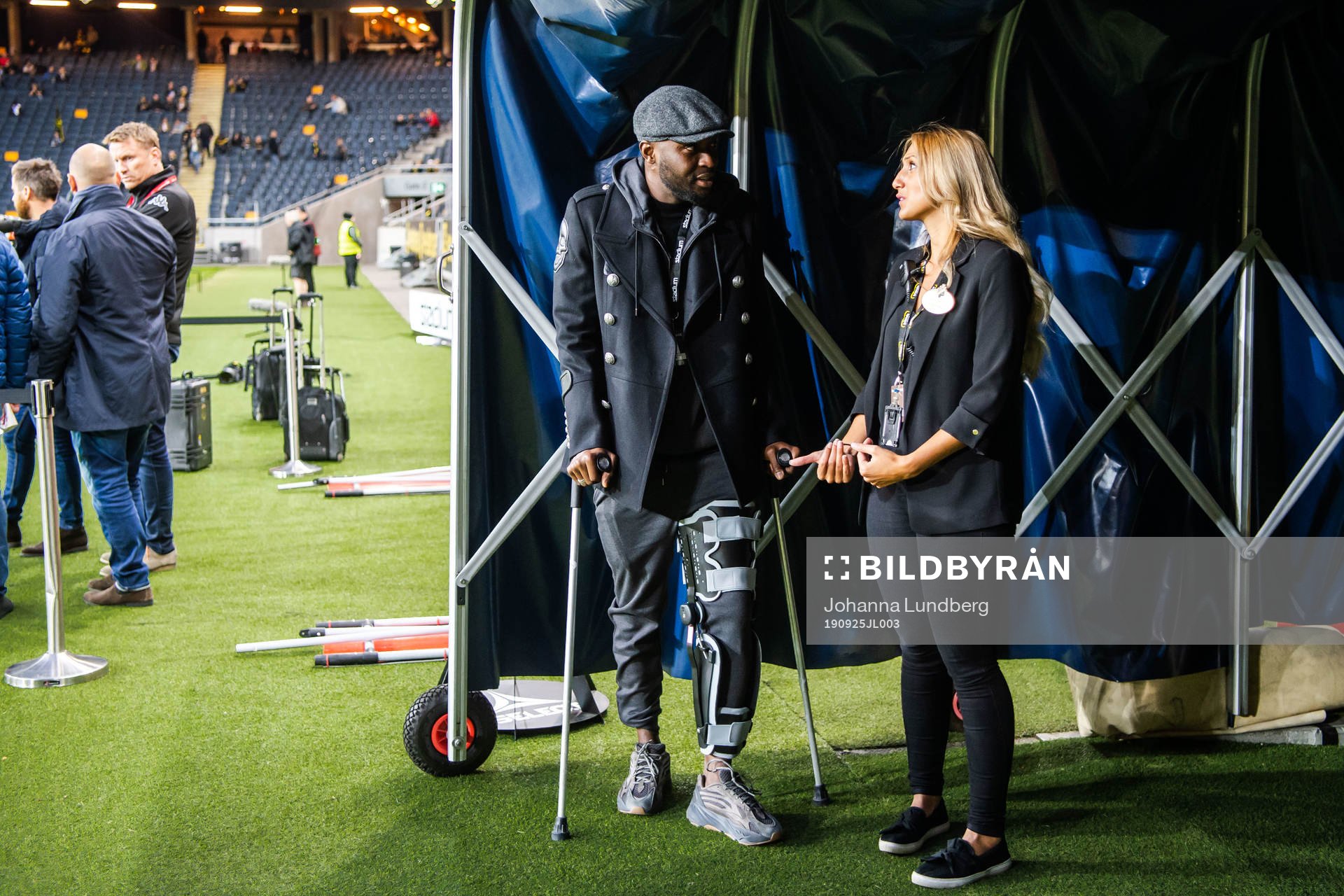 s Chinedu Obasi på kryckor