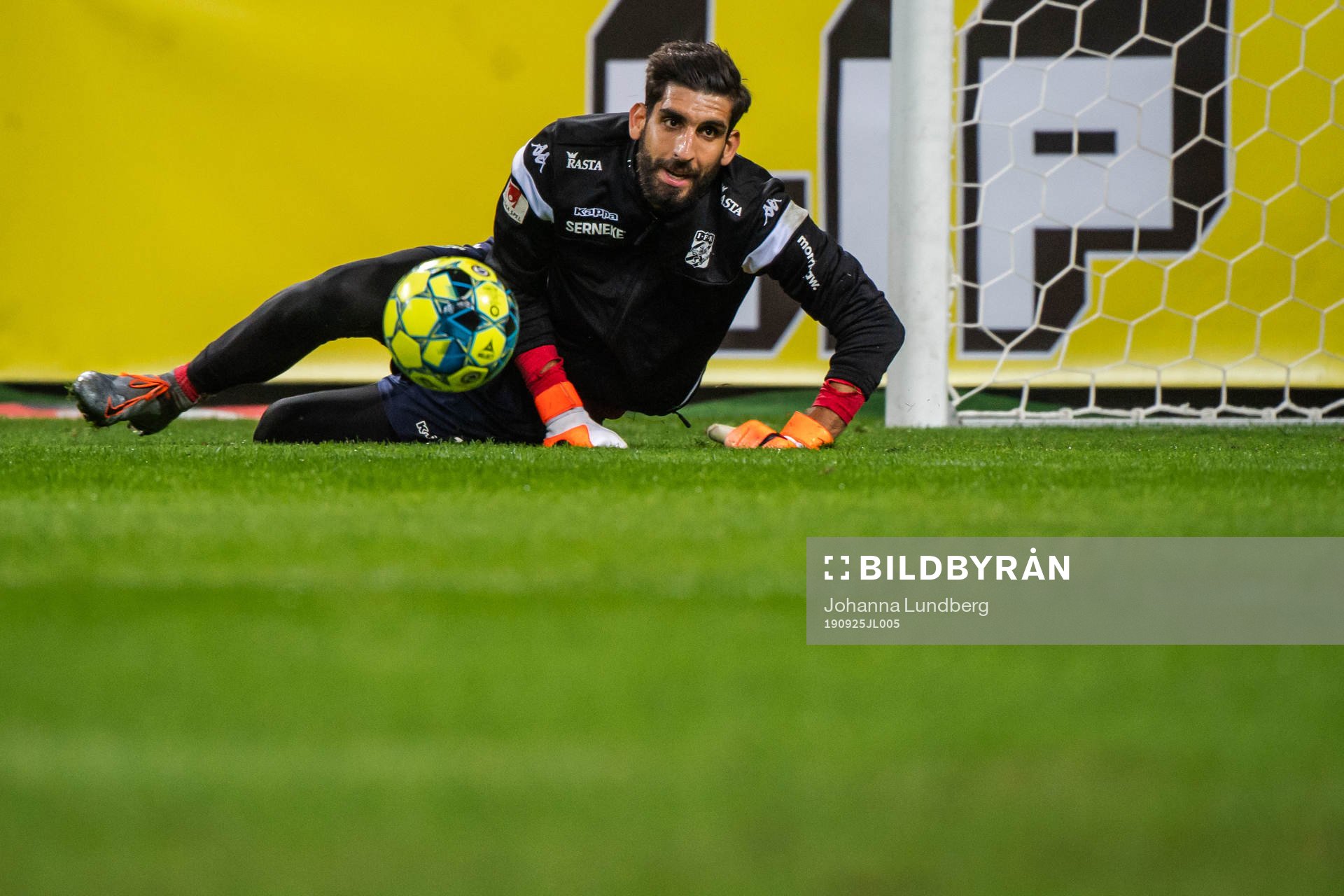 IFK Göteborgs målvakt Ioannis Anestis värmer upp