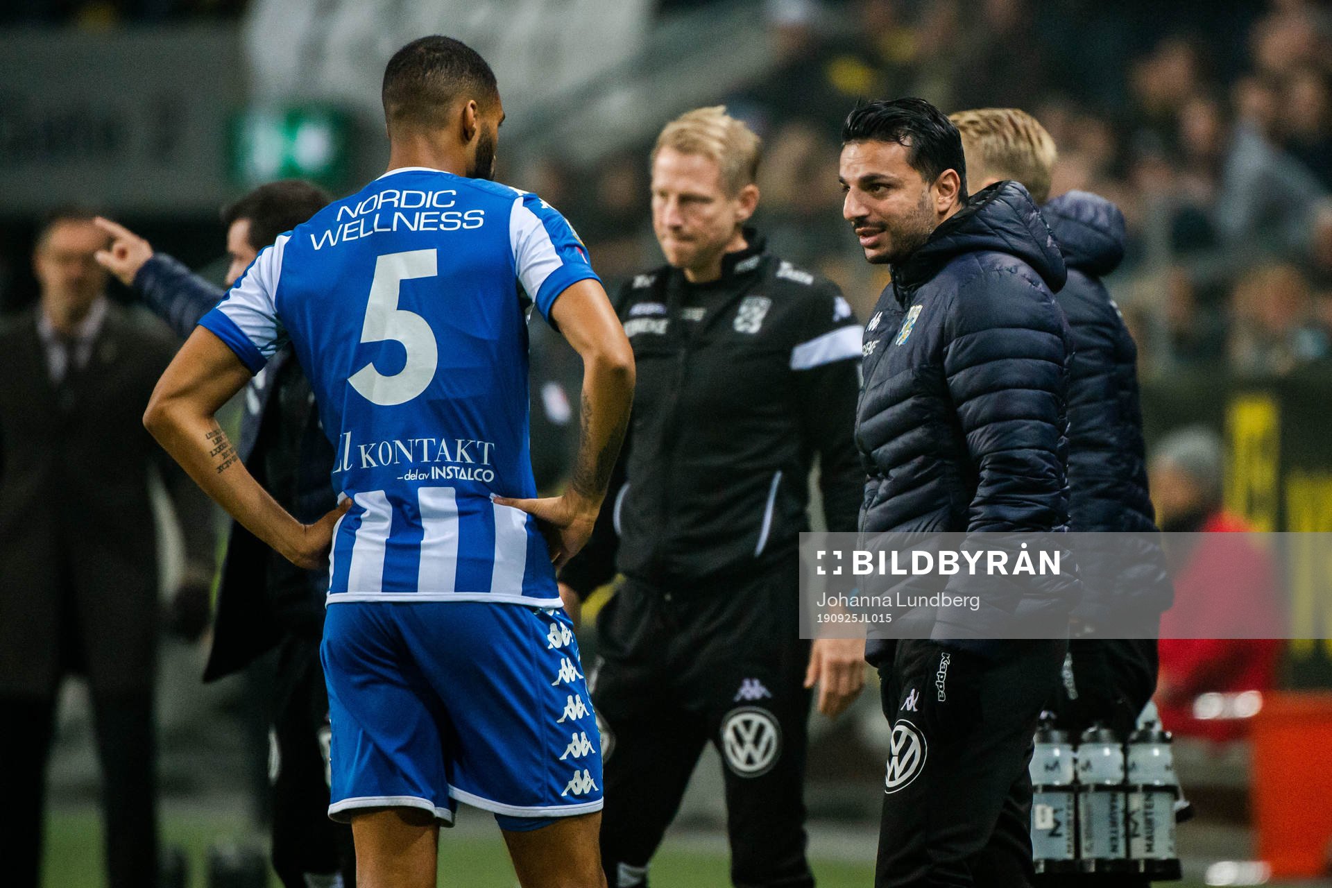 IFK Göteborgs tränare Poya Asbaghi i samtal med spelarna