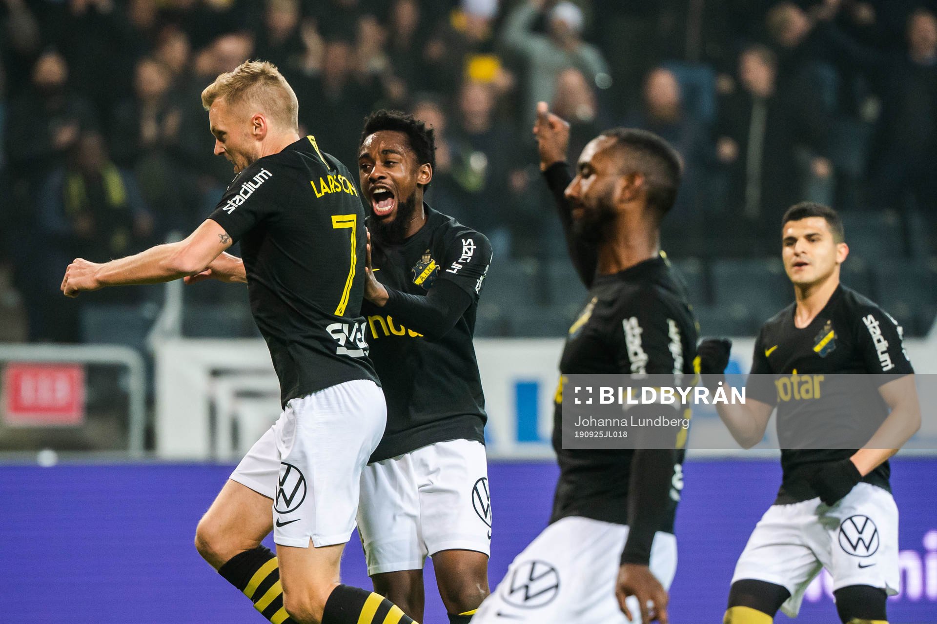 s Sebastian Larsson och Heradi Rashidi jublar