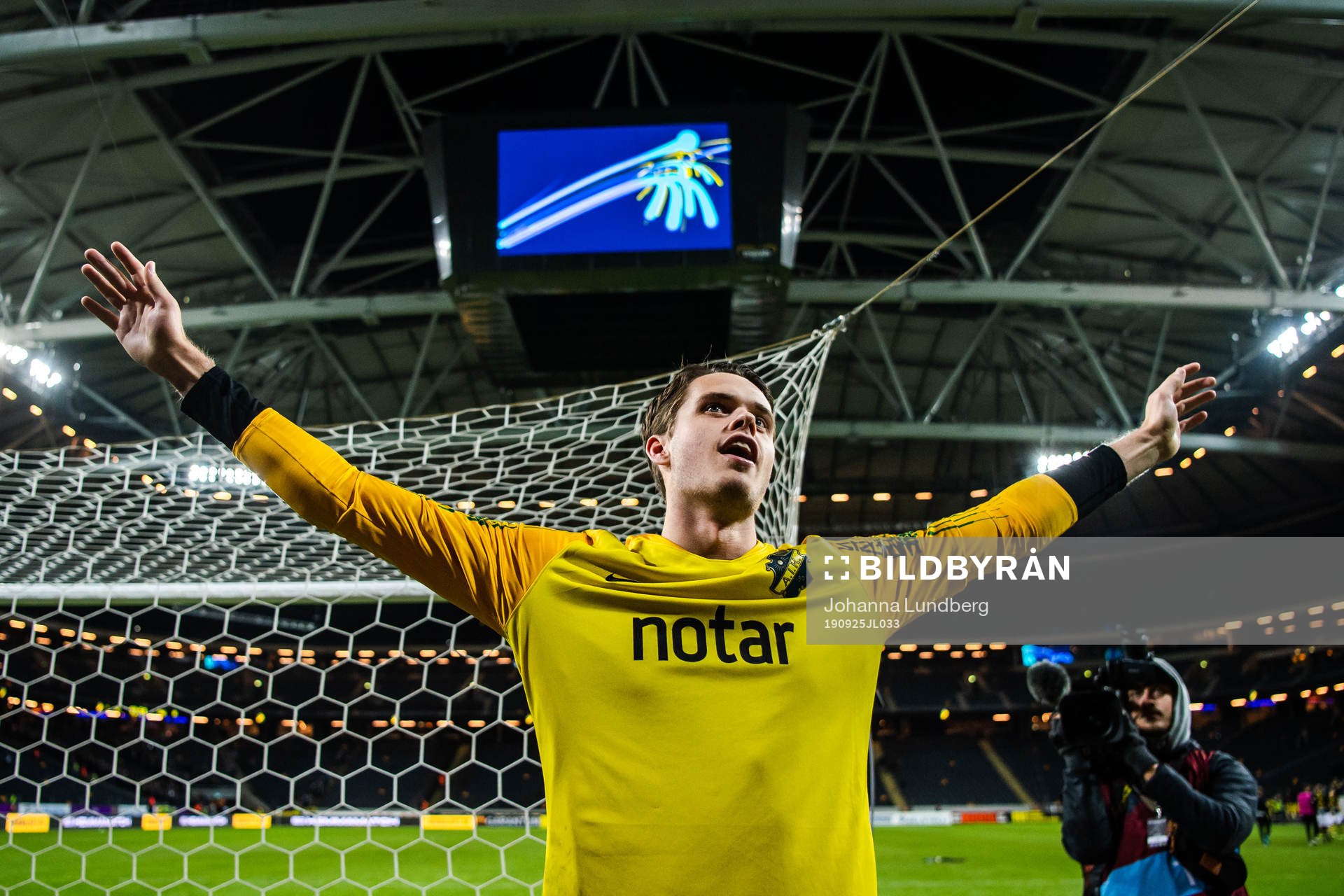 AIK:s målvakt Oscar Linnér jublar efter fotbollsmatchen i Allsvenskan mellan AIK och IFK Göteborg den 25 september 2019 i Stockholm.