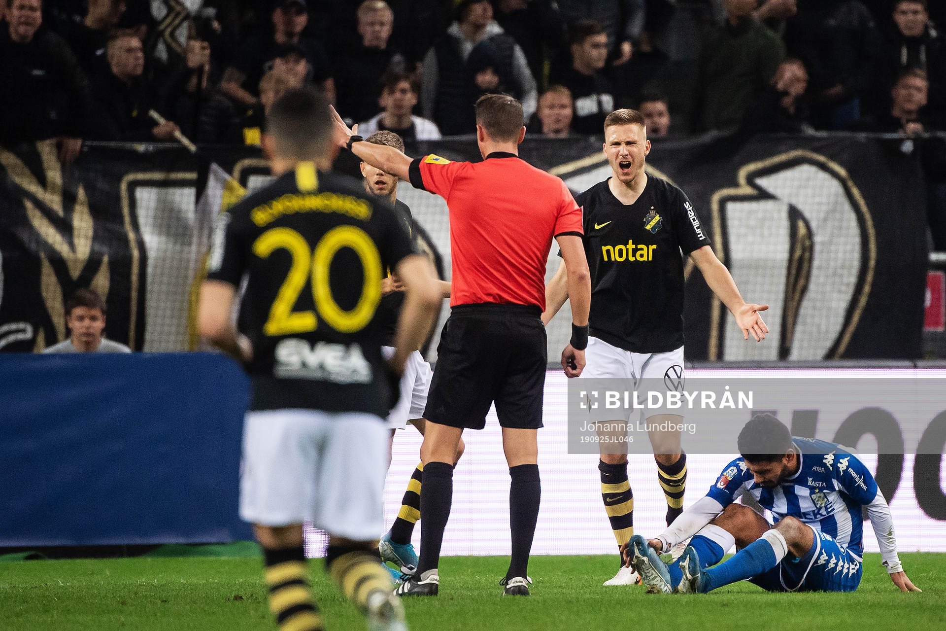 s Karol Mets reagerar mot domare Andreas Ekberg