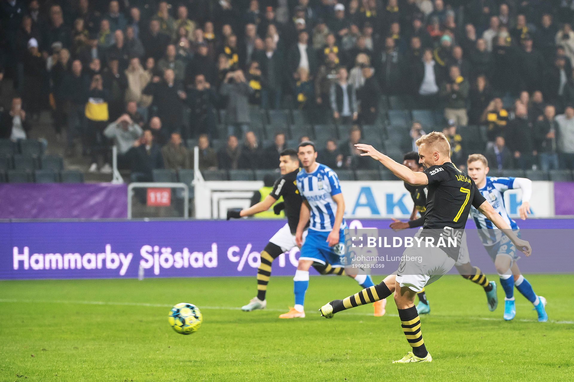 s Sebastian Larsson lägger en straff