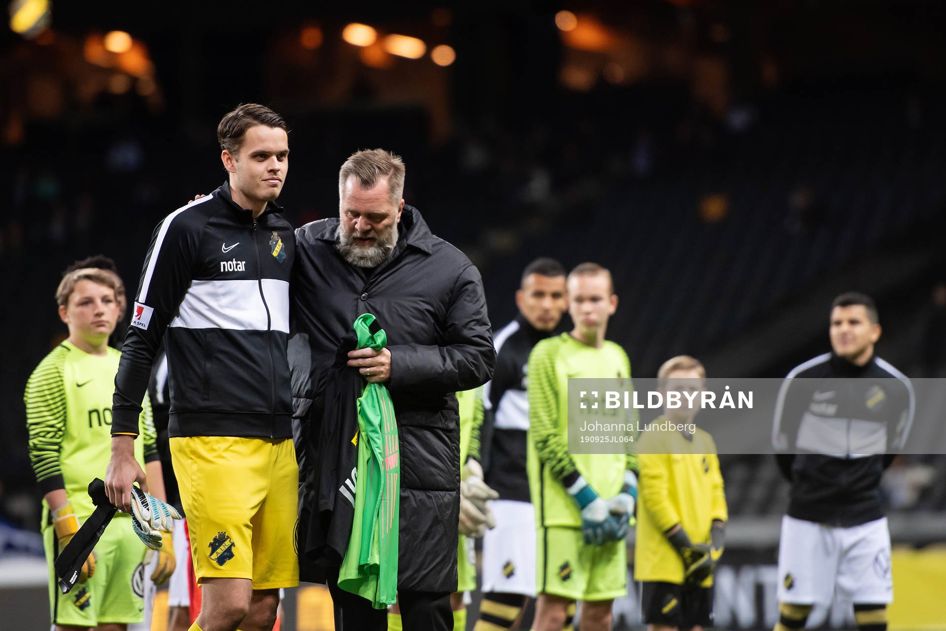 s målvakt Oscar Linnér hyllas för sin 100:e match av