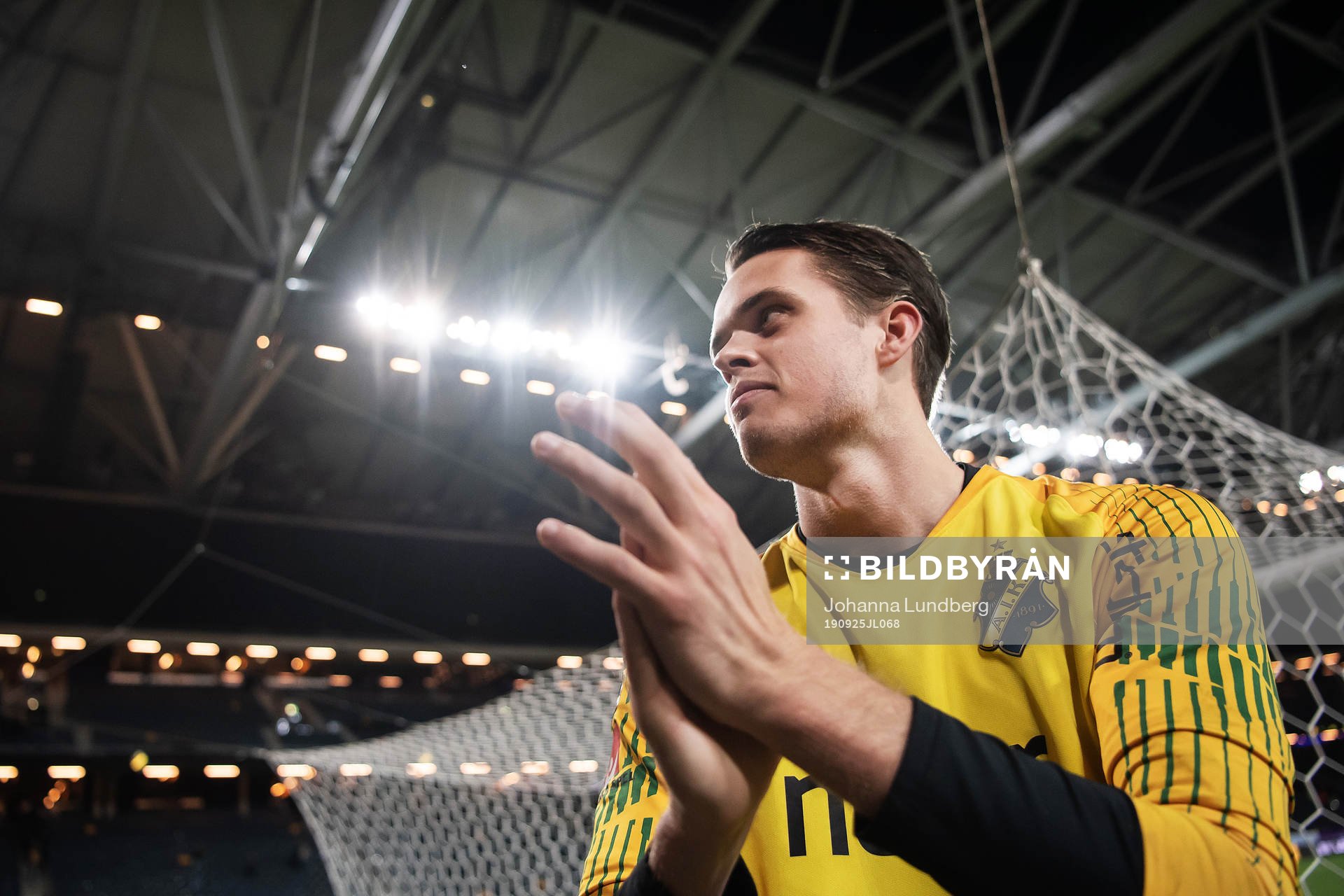 s målvakt Oscar Linnér firar med publiken