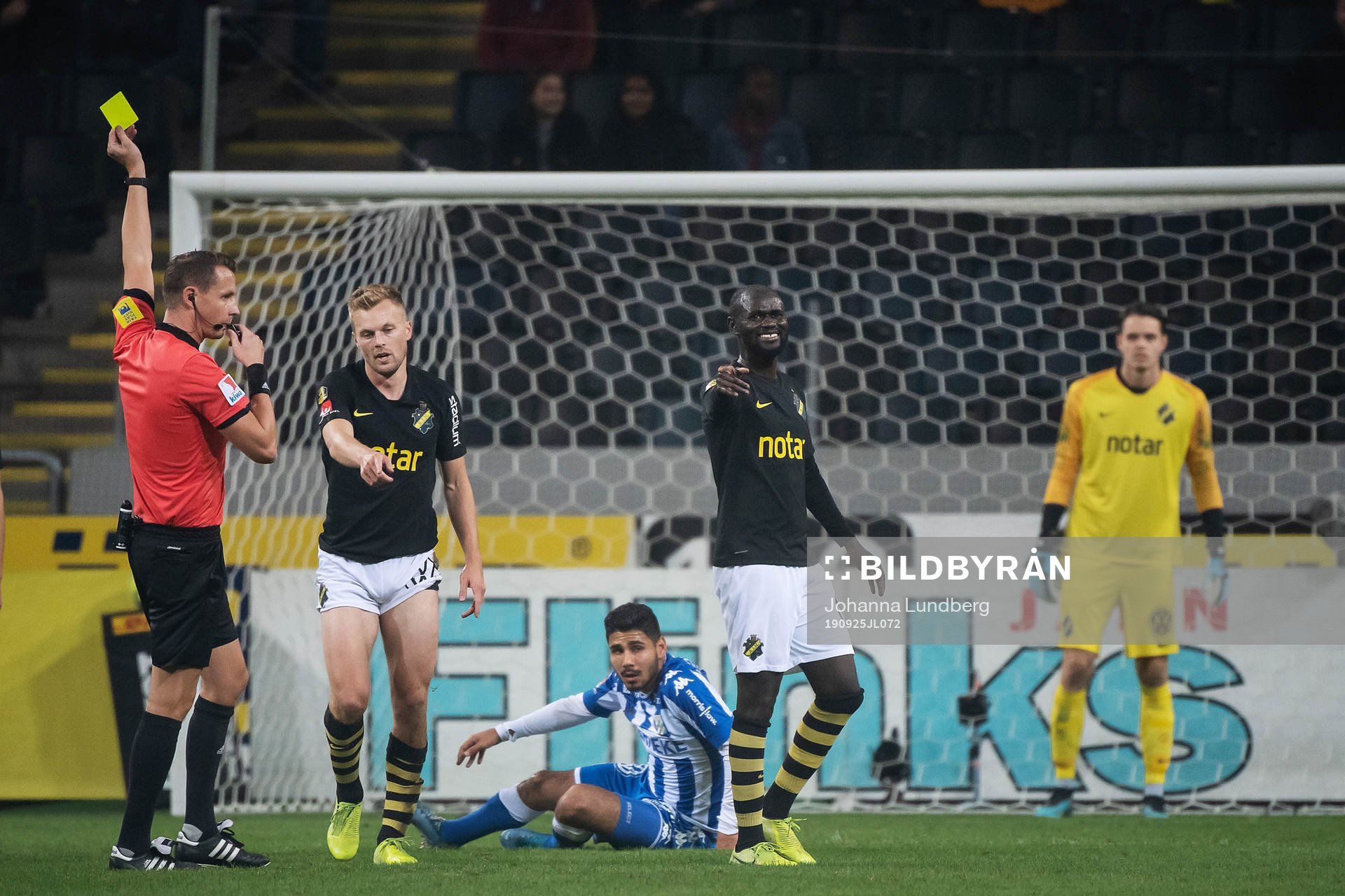 AIK:s Enoch Kofi Adu tilldelas ett gult kort under fotbollsmatchen i Allsvenskan mellan AIK och IFK Göteborg den 25 september 2019 i Stockholm.