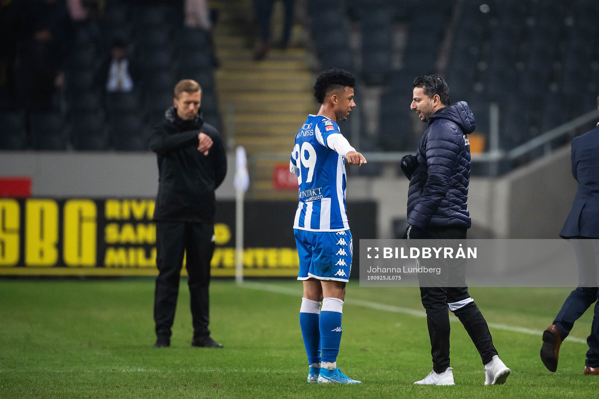 IFK Göteborgs Tobias Sana i samtal med tränare Poya Asbaghi under fotbollsmatchen i Allsvenskan mellan AIK och IFK Göteborg den 25 september 2019 i Stockholm.