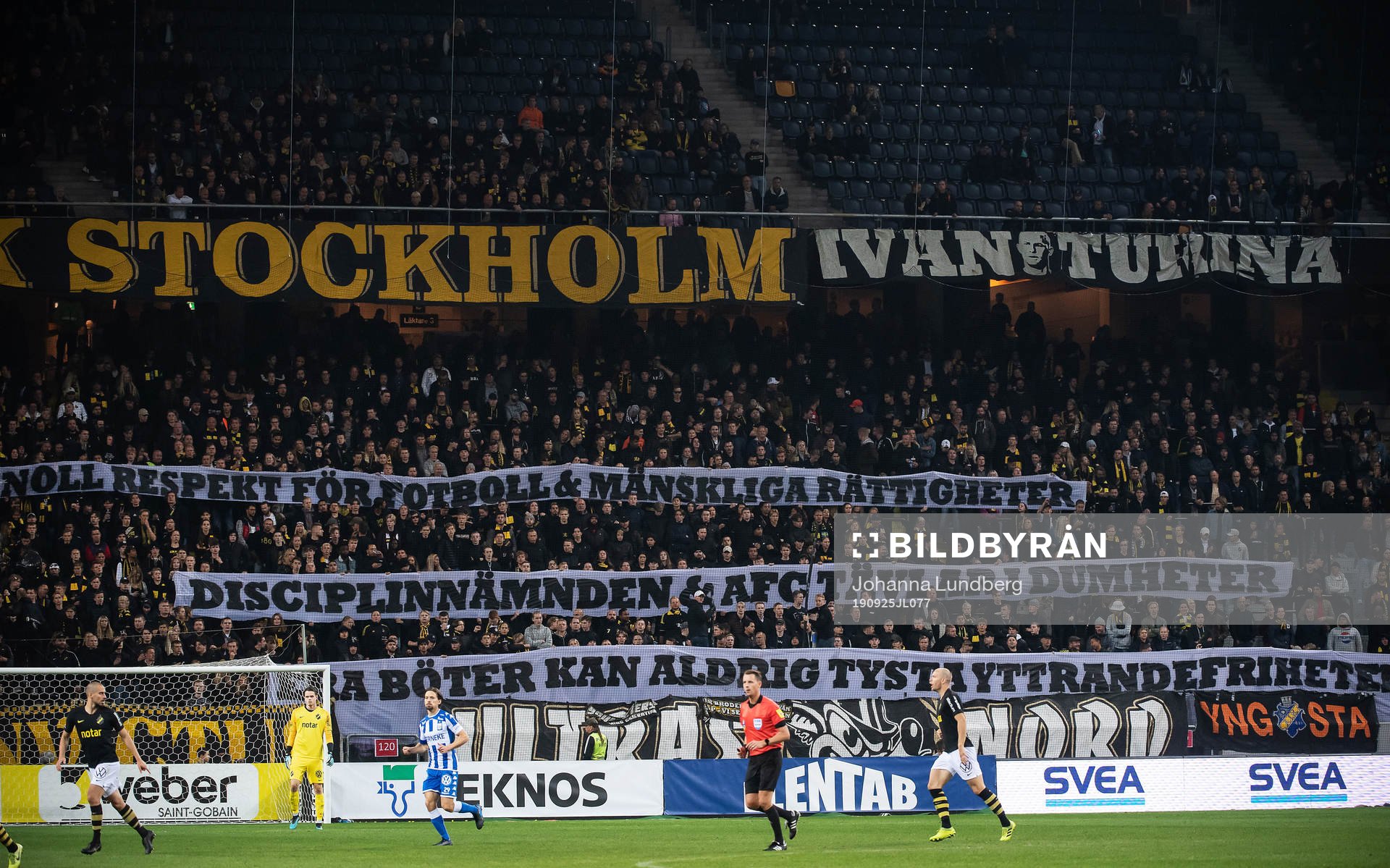 s supportrar med en banderoll