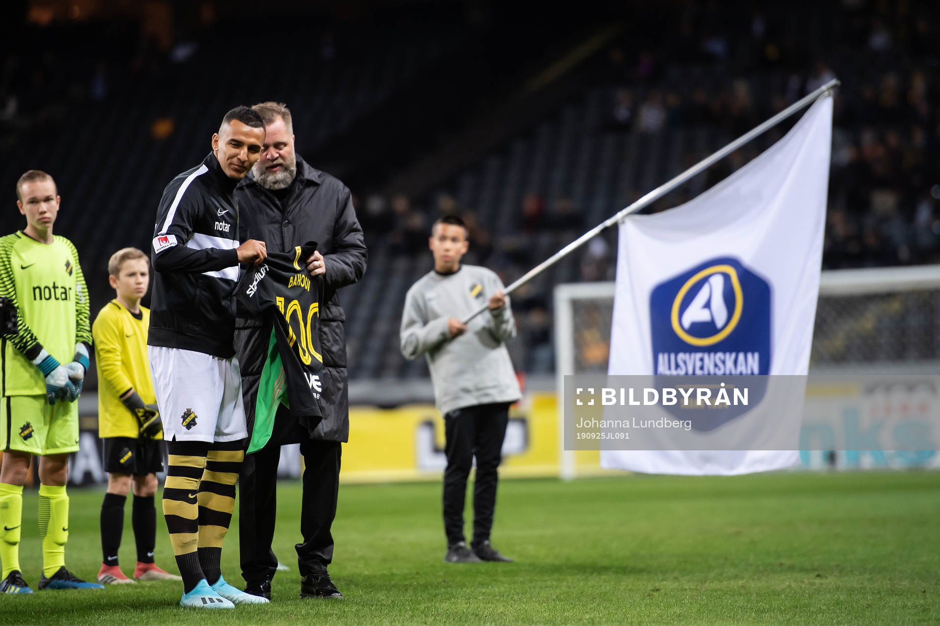 s Nabil Bahoui hyllas för sin 100:e match av sportchef