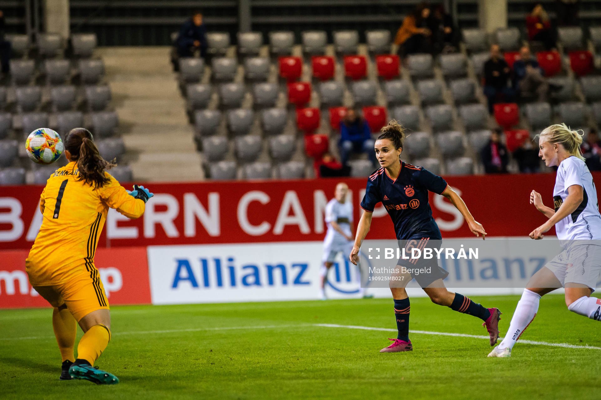 Rebecka Blomqvist of Göteborg scores 0-1