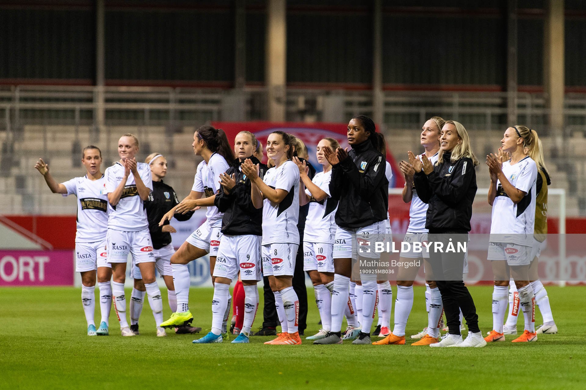 Players of Göteborg recognize the fans