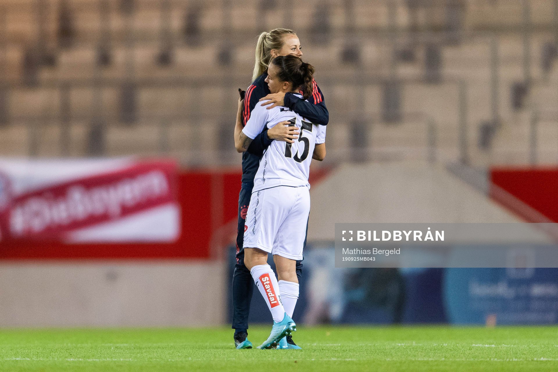 Amanda Ilestedt of Bayern Munich hug Julia Zigiotti Olme of