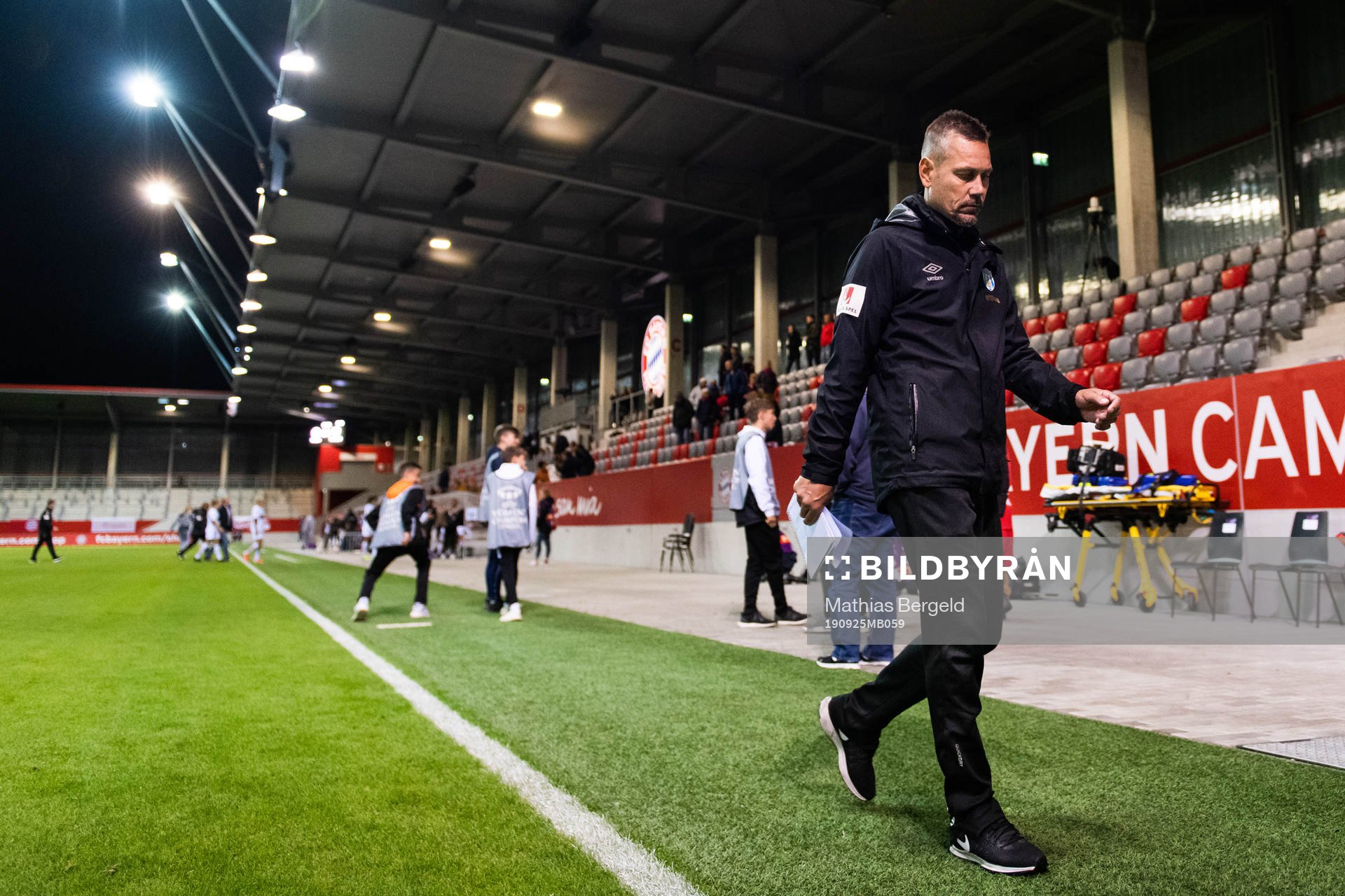Marcus Lantz, head coach of Göteborg looks dejected