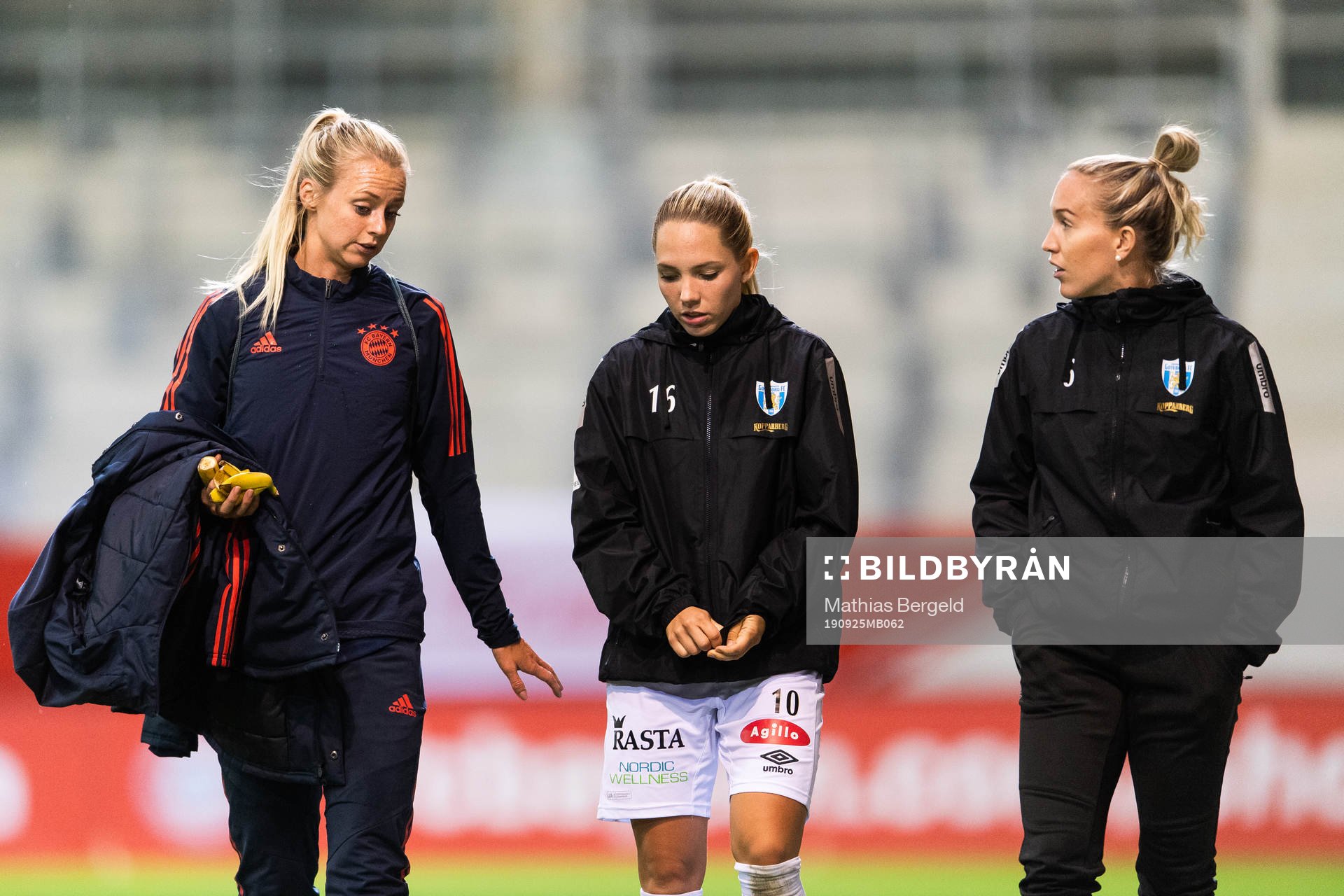 Amanda Ilestedt of Bayern Munich talking to Elin Rubensson