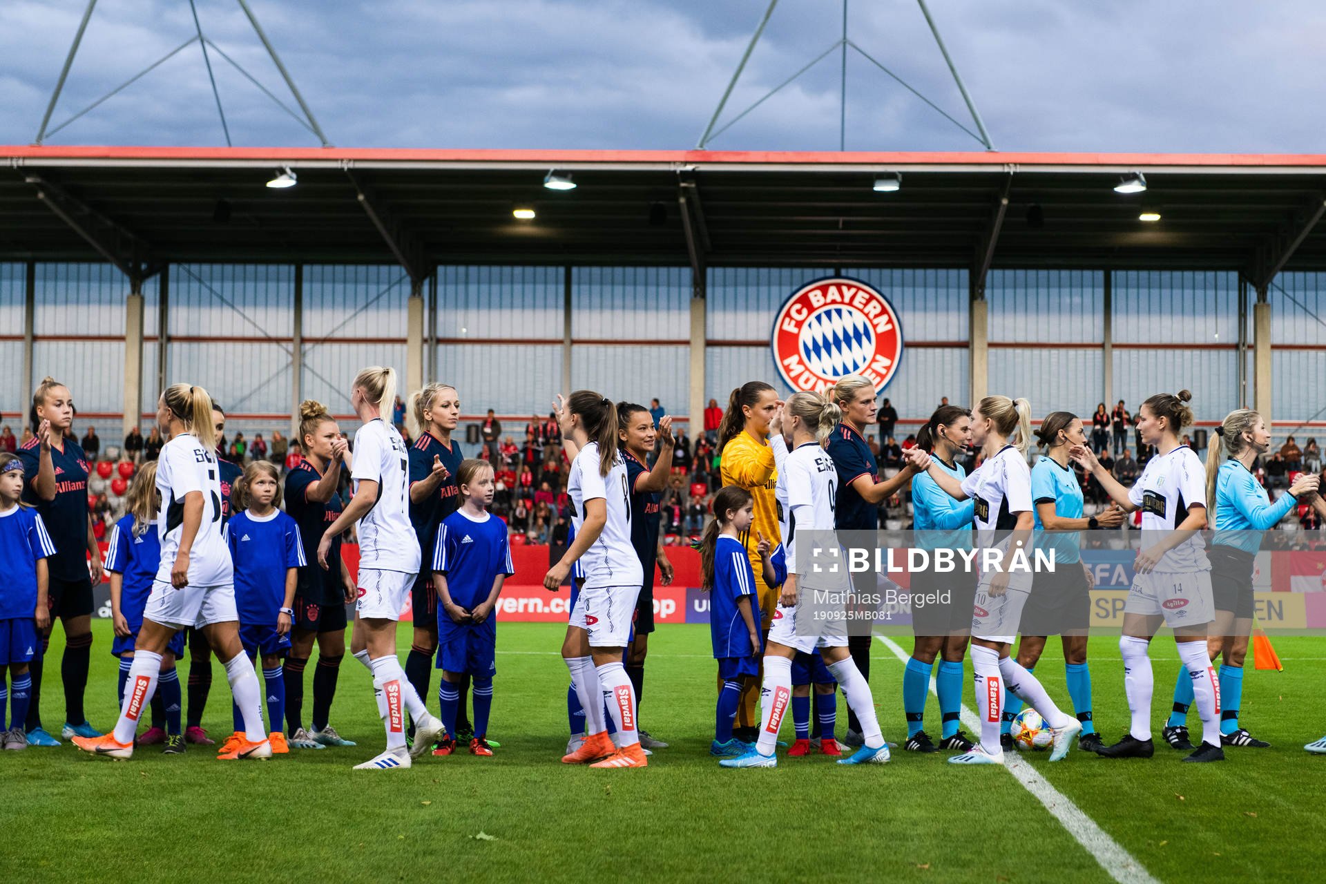 Players of Göteborg and of Bayern Munich greet each other