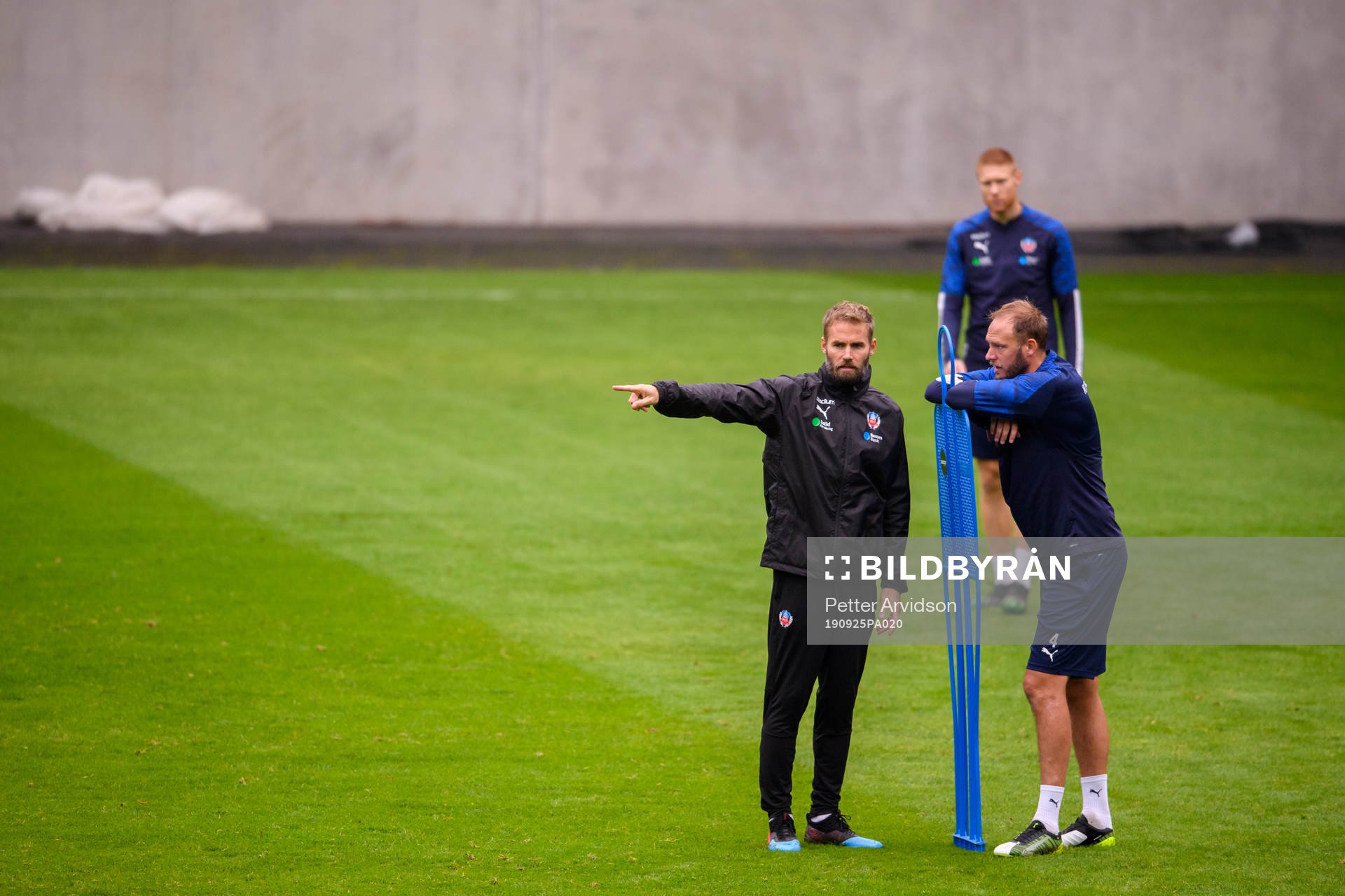Tränare Olof Mellberg i samtal med Andreas Granqvist