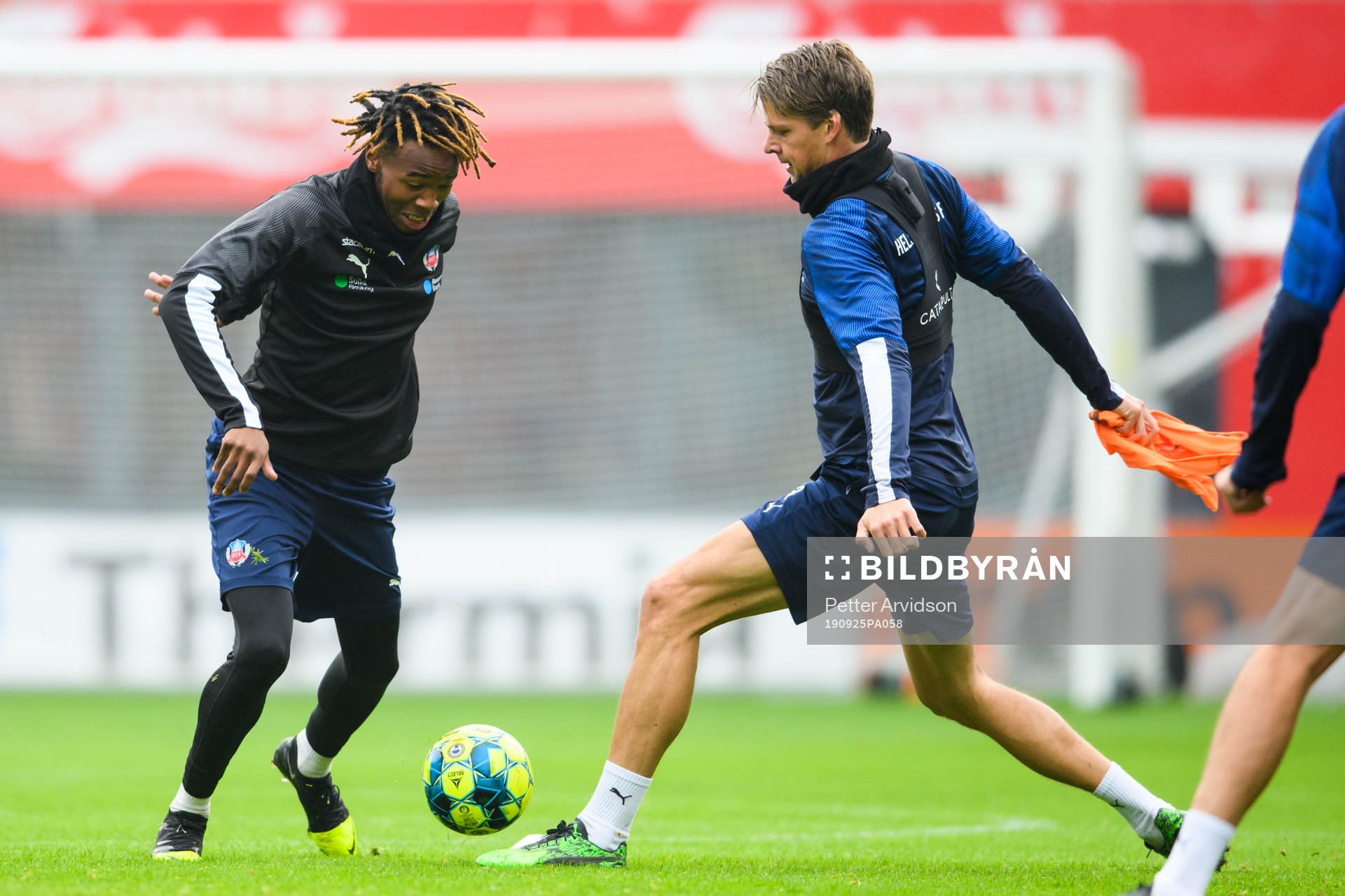 Kundai Benyu och Fredrik Liverstam under en fotbollsträning med Helsingborg den 25 september 2019 i Helsingborg.