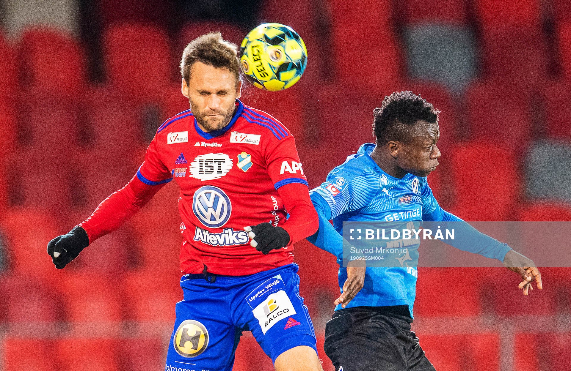 Halmstads Thomas Boakye och Östers Johannes Vall under fotbollsmatchen i Superettan mellan Öster och Halmstad den 25 september 2019 i Växjö.