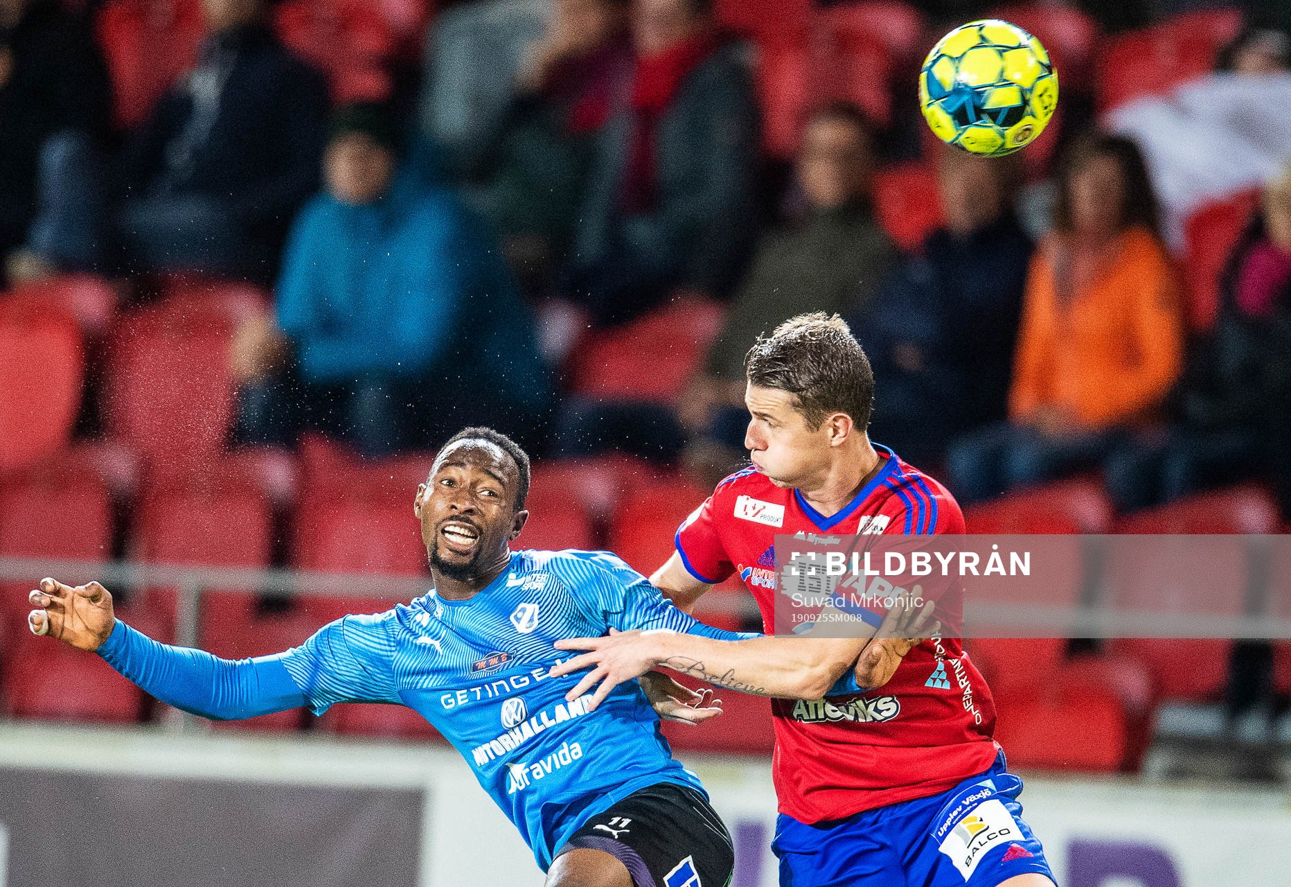 Halmstads Sadat Karim och Östers Fredrik Lundgren under fotbollsmatchen i Superettan mellan Öster och Halmstad den 25 september 2019 i Växjö.