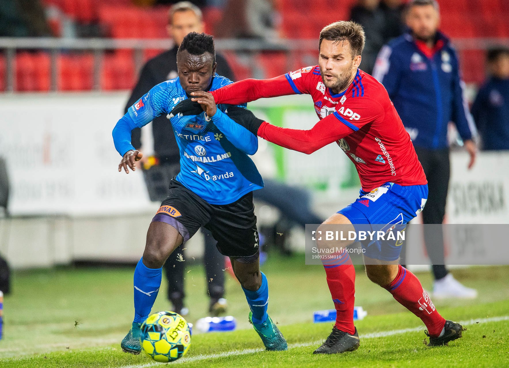 Halmstads Thomas Boakye och Östers Johannes Vall under fotbollsmatchen i Superettan mellan Öster och Halmstad den 25 september 2019 i Växjö.