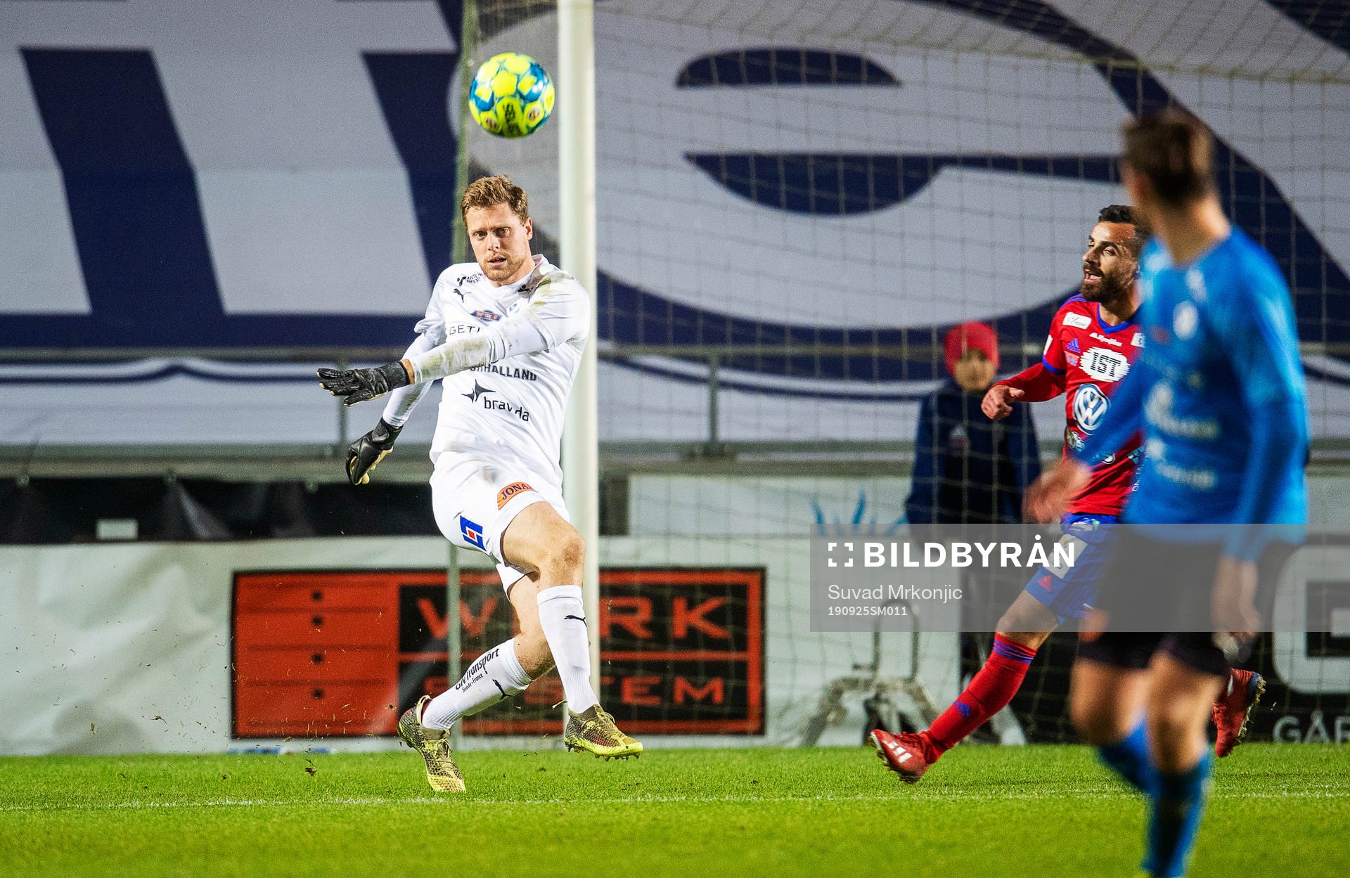 Halmstads målvakt Malkolm Nilsson under fotbollsmatchen i Superettan mellan Öster och Halmstad den 25 september 2019 i Växjö.