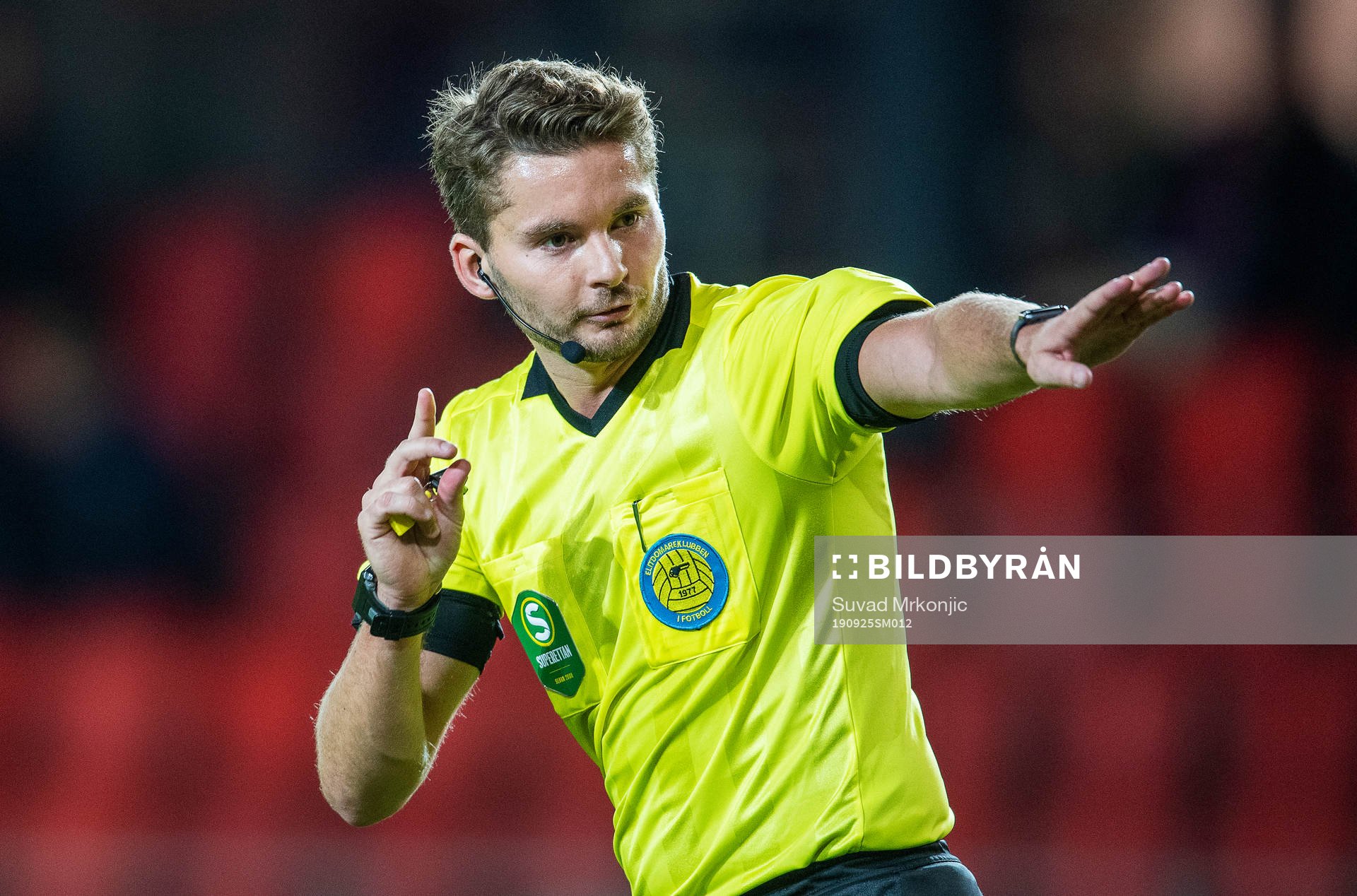 Domaren Joakim Östling under fotbollsmatchen i Superettan mellan Öster och Halmstad den 25 september 2019 i Växjö.