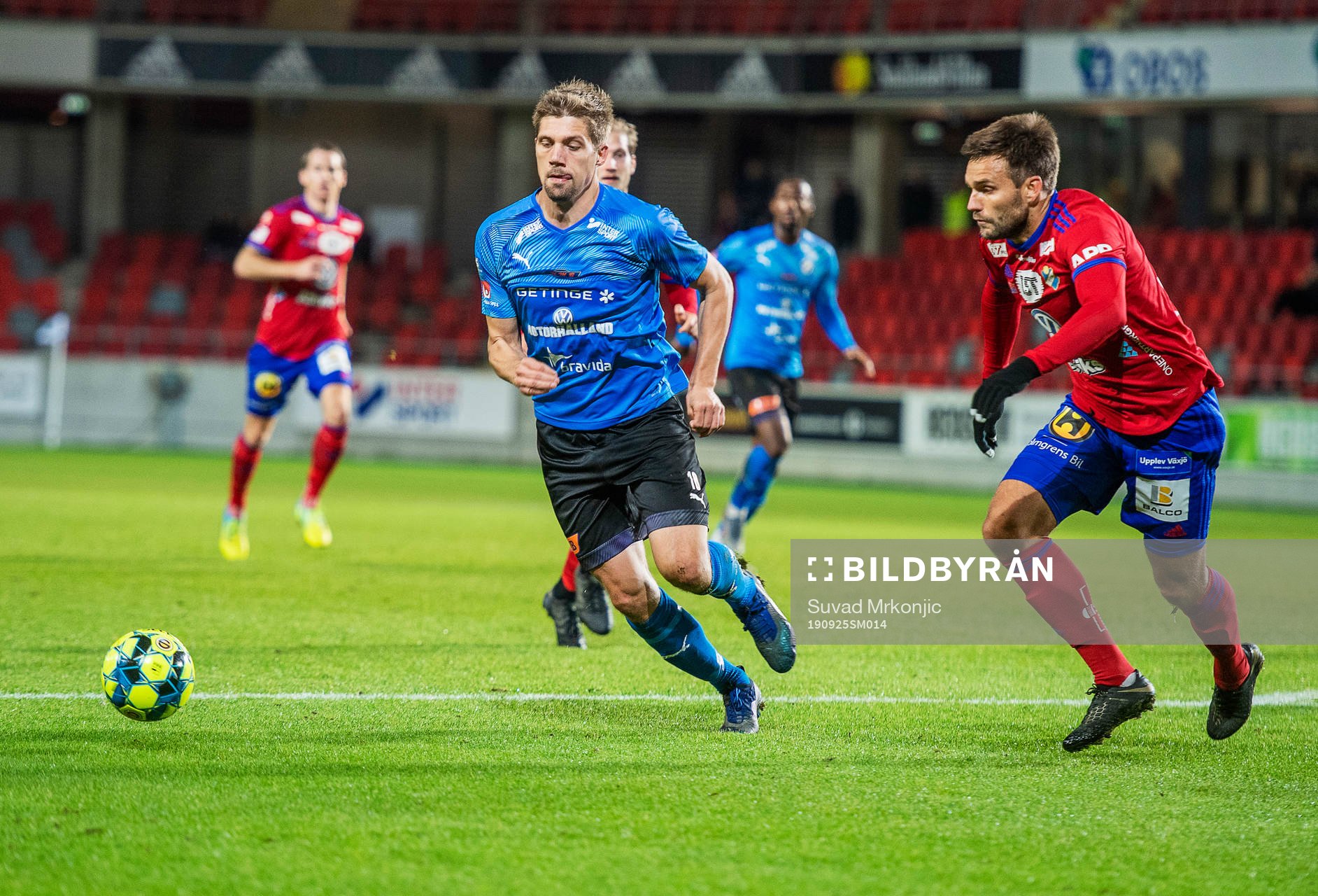 Halmstads Mikael Boman och Östers Johannes Vall under fotbollsmatchen i Superettan mellan Öster och Halmstad den 25 september 2019 i Växjö.