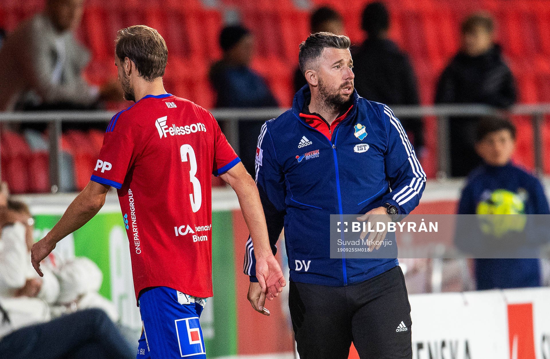 Östers tränare Dennis Velic och Månz Berg under fotbollsmatchen i Superettan mellan Öster och Halmstad den 25 september 2019 i Växjö.