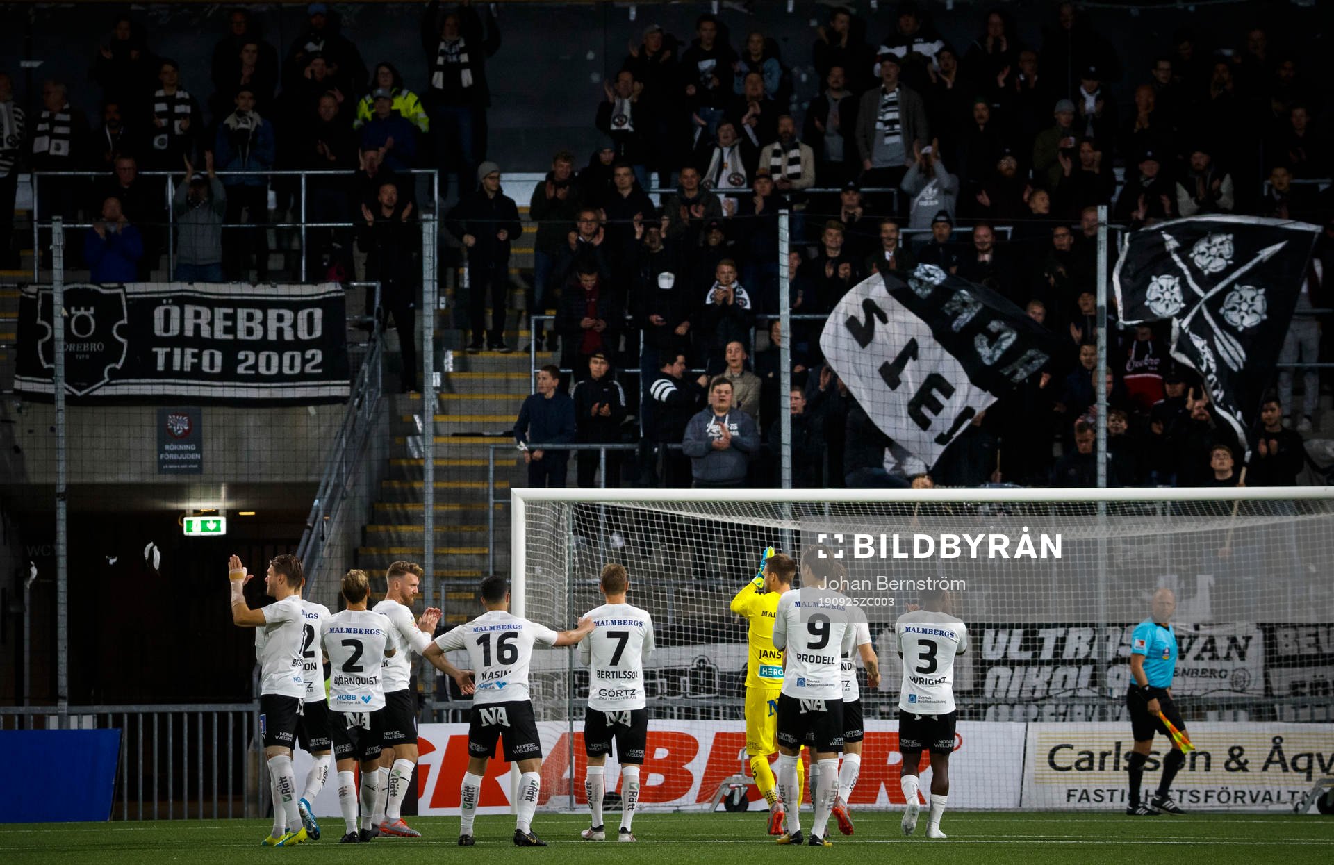 Örebrospelarna jublar framför fansen