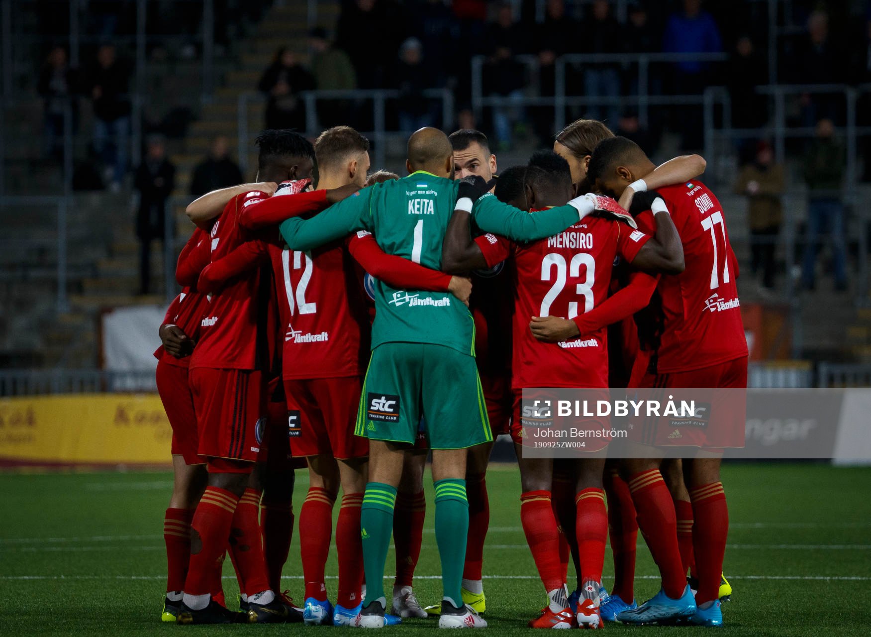 Östersunds Felix Hörberg, målvakt Aly Keita, Sam Mensiro
