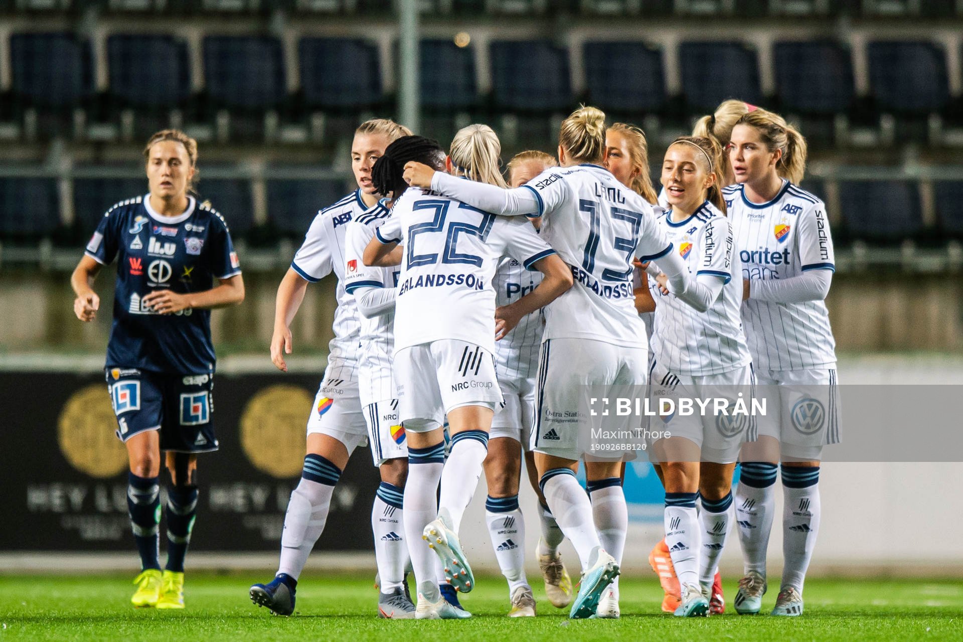 Djurgårdens Mia Jalkerud jublar med lagkamrater