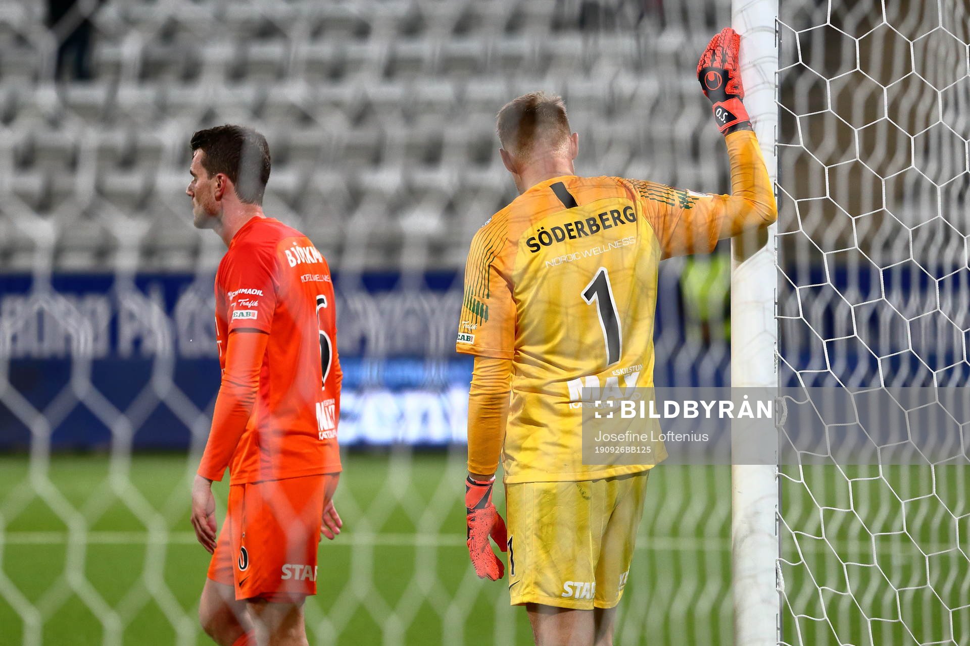 AFC Eskilstunas målvakt Ole Söderberg deppar