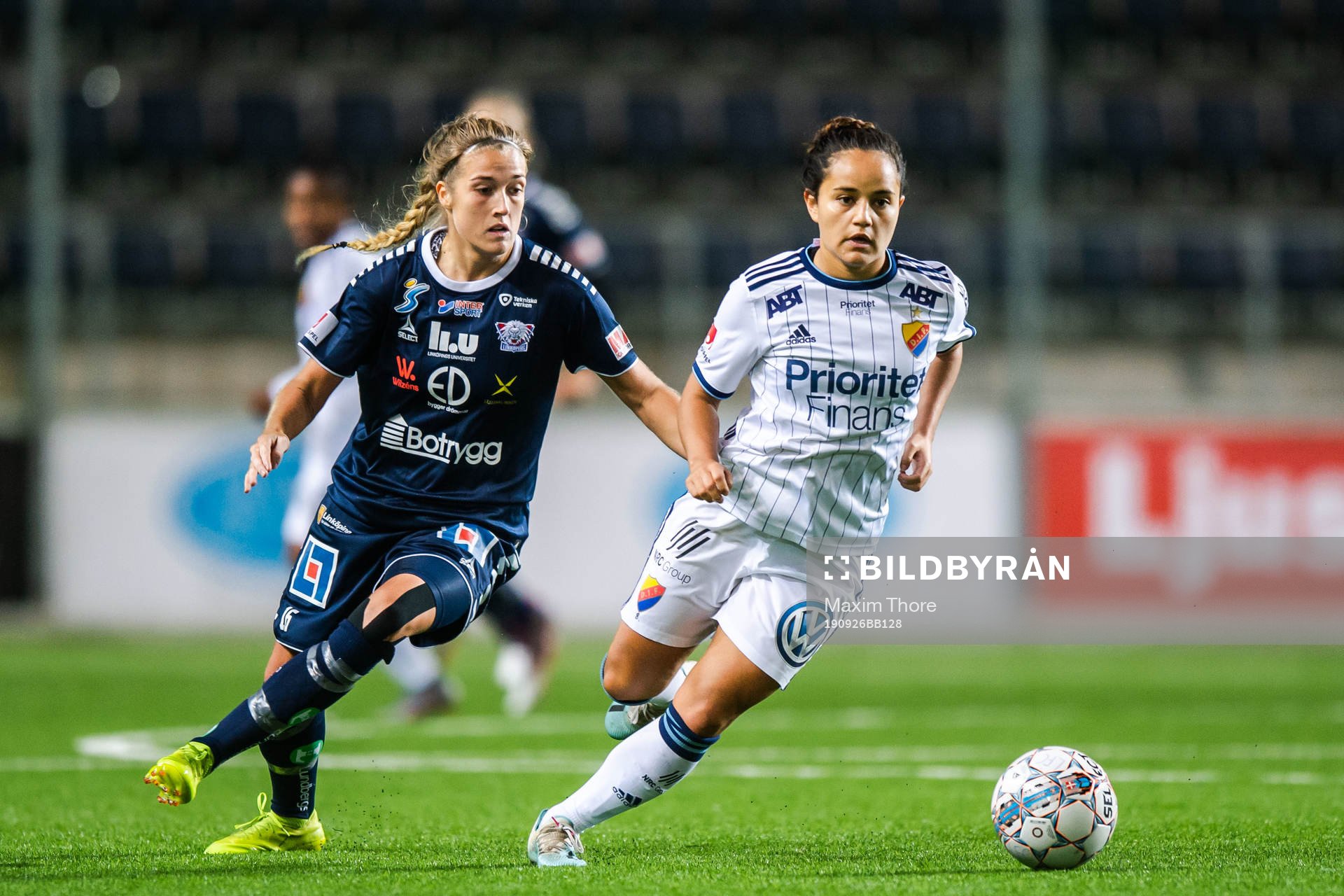 Linköpings Filippa Angeldal och Djurgårdens Malin Diaz Pettersson under fotbollsmatchen i Damallsvenskan mellan Linköping och Djurgården den 26 september 2019 i Linköping.