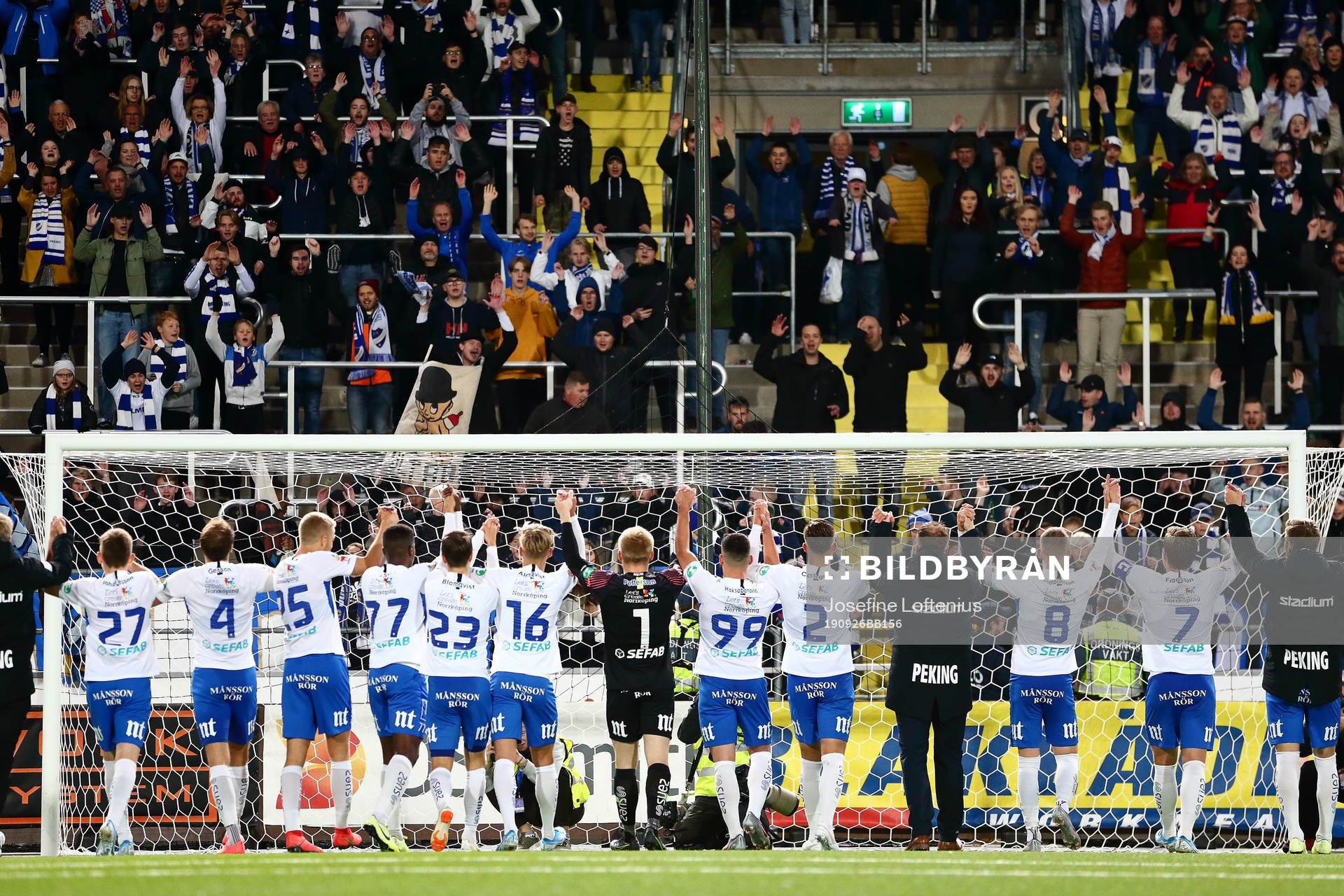 IFK Norrköpings spelare jublar med sina supportrar