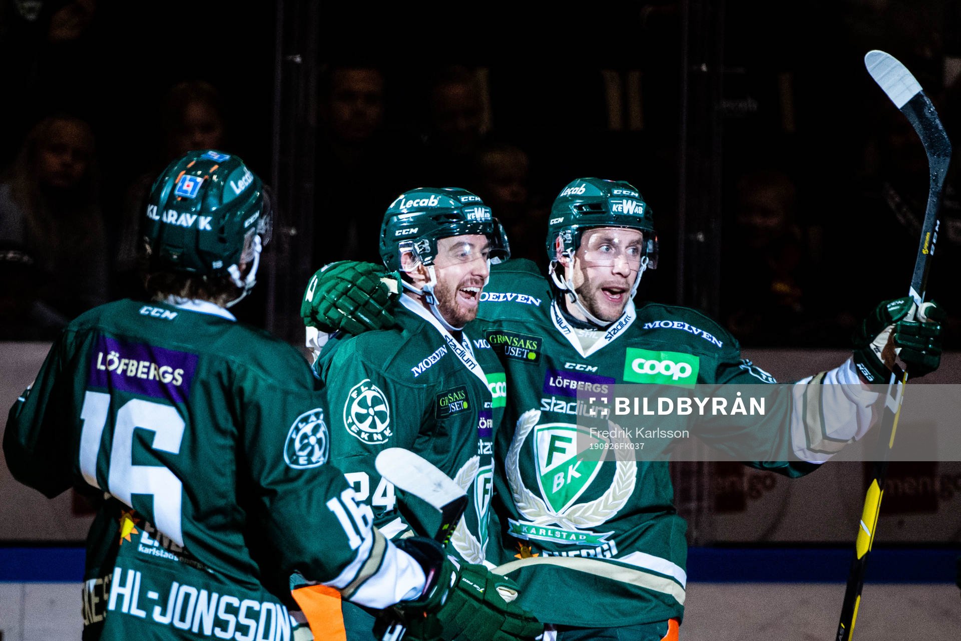 Färjestads Jonathon Blum och Per Åslund jublar