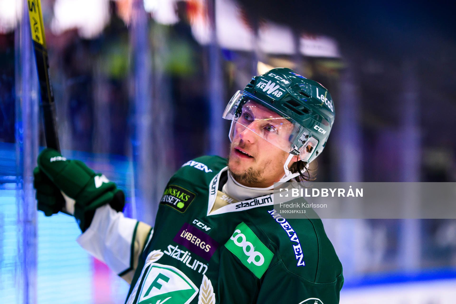 Färjestads Jesper Olofsson jublar och tackar publiken