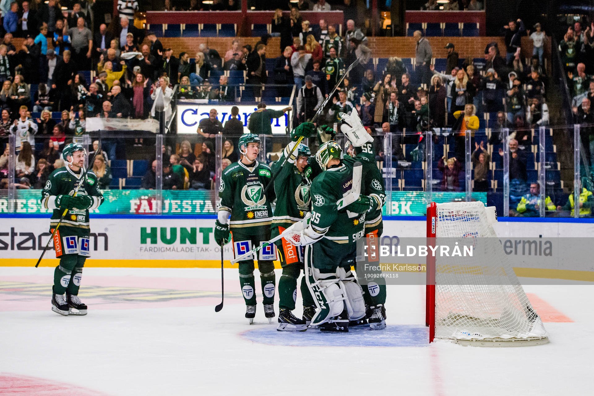 Färjestads spelare jublar och tackar målvakt Markus