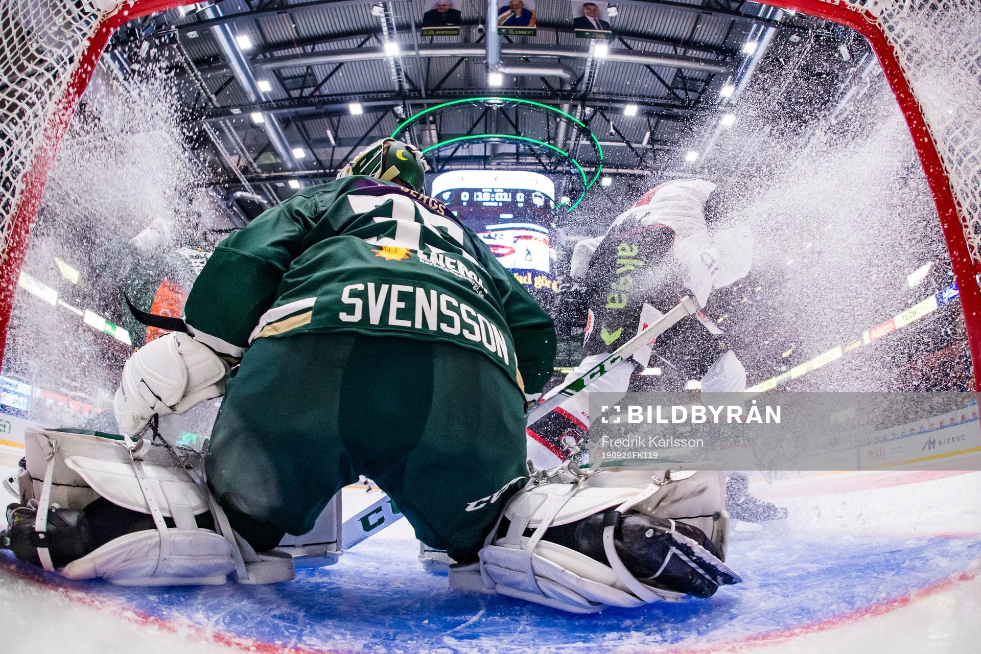 Färjestads målvakt Markus Svensson och snösprut