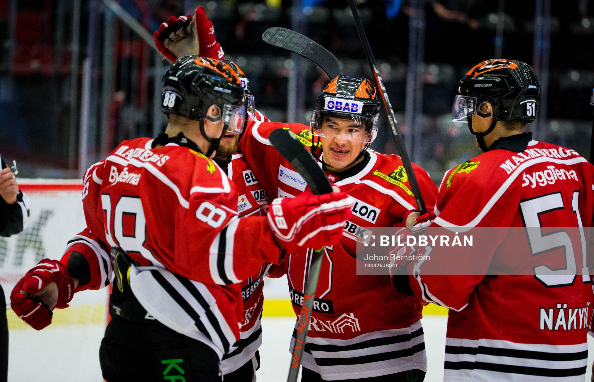 Örebros Shane Harper jublar med Aaron Irving vid 2-1 målet